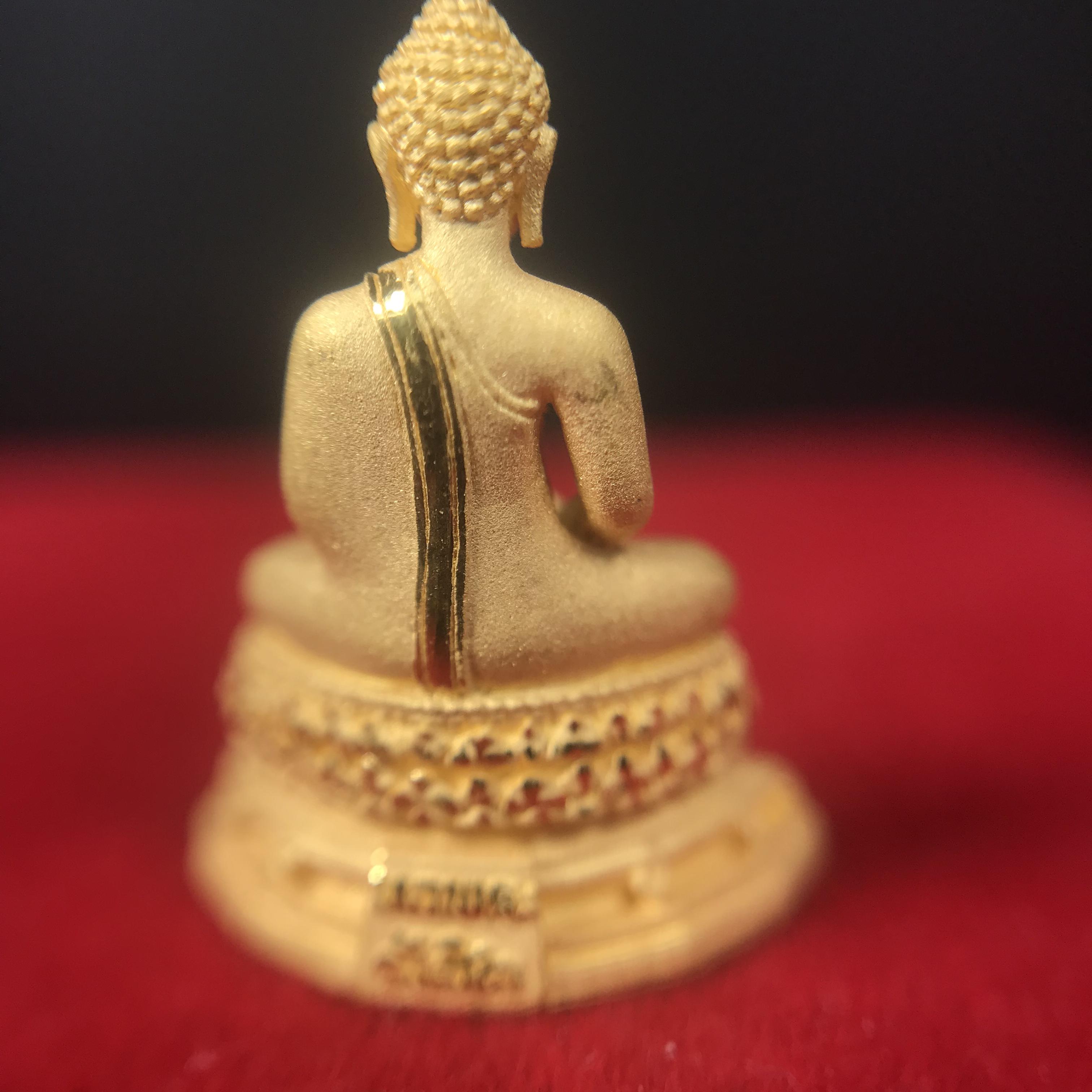 พระชัยวัฒน์พุทธสิหิงค์ ภปร. รุ่นสร้างหอพระธรรมศาสตร์ ปี2542 เนื้อทองคำ(5.9 กรัม) มหาพิธี 3วาระอันยิ่งใหญ่(1ใน5000องค์)