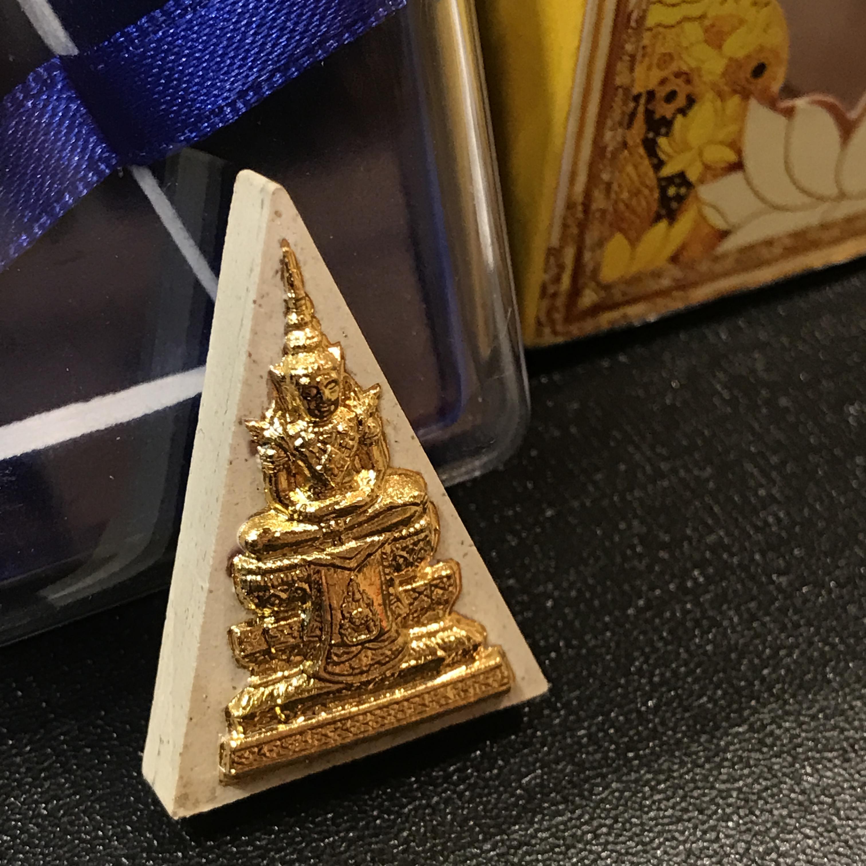 พระแก้วมรกต(จำลอง)ทรงเครื่องฤดูร้อน พระผงบูชา ด้านหน้าปิดทอง ด้านหลังตราสัญลักษณ์ฉลองสิริราชสมบัติครบ 60ปี เนื้อเงิน(รุ่นนี้ได้พระราชทานเส้นพระเจ้า(เส้นผม)รัชกาลที่9ในการจัดสร้าง)