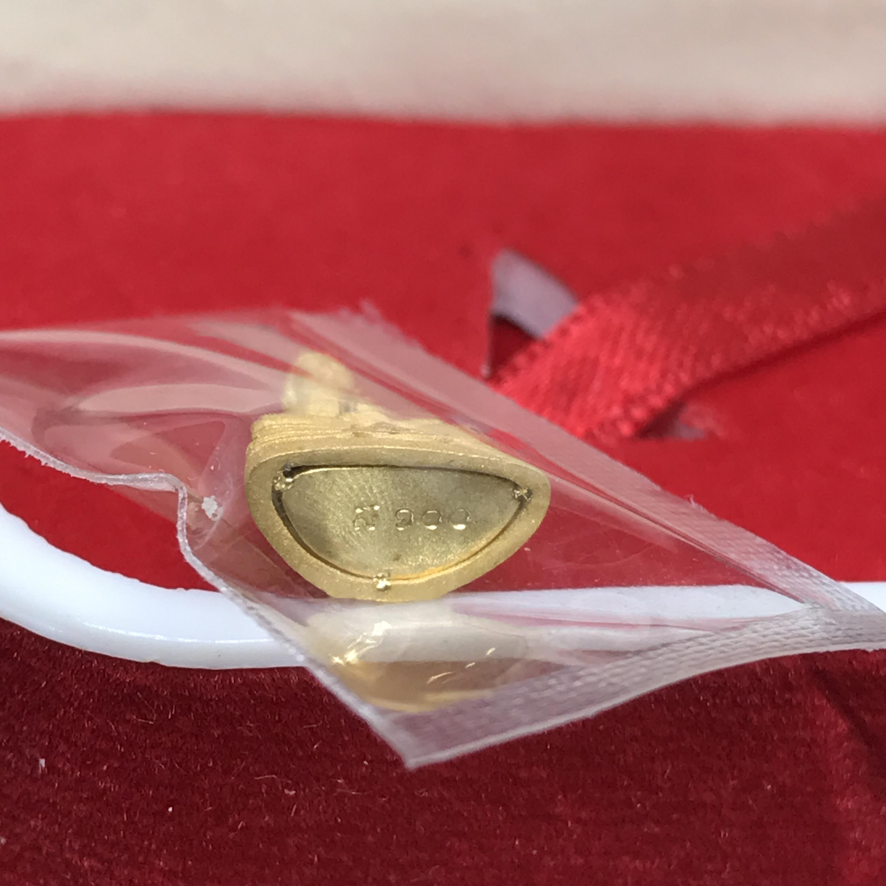 พระพุทธโสธร ลอยองค์ เนื้อทองคำทรายนวลขัดเงา 99.99 น้ำหนัก 2.5กรัม สูง 1.5ซ.ม. พระนามย่อ ญสส. รุ่น "ทูลเกล้ามหามงคล" จัดสร้างที่ วัดบวรนิเวศฯ ปี 2544