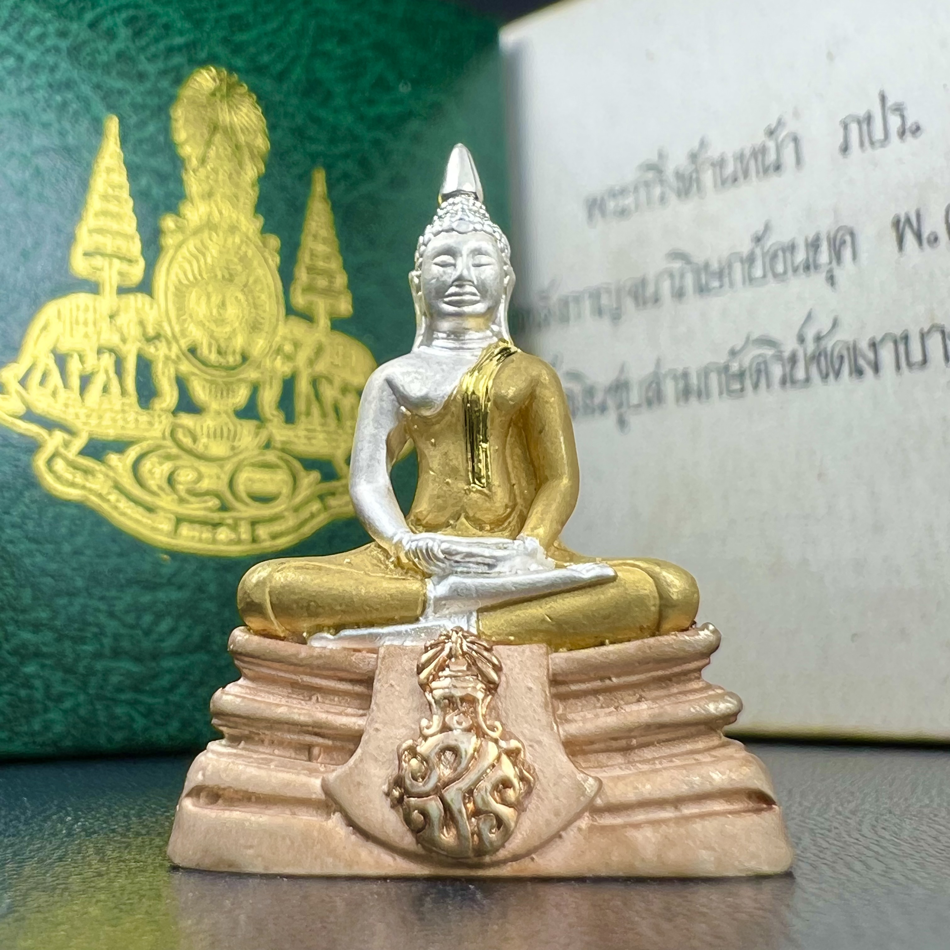 พระพุทธโสธร ภปร. รุ่นย้อนยุค สร้างพระอุโบสถ สมาคมชาวฉะเชิงเทรา จัดสร้าง ปี 2539 วโรกาสครองสิริราชสมบัติครบ 50 ปี เนื้อเงินชุบสามกษัตริย์ทรายนวลขัดเงาบางส่วน(สภาพผิวเดิม เก่าเก็บอย่าดี สวยมาก แบบนี้หายาก) พร้อมกล่องบรรจุและใบรับรองเดิมครบสมบูรณ์