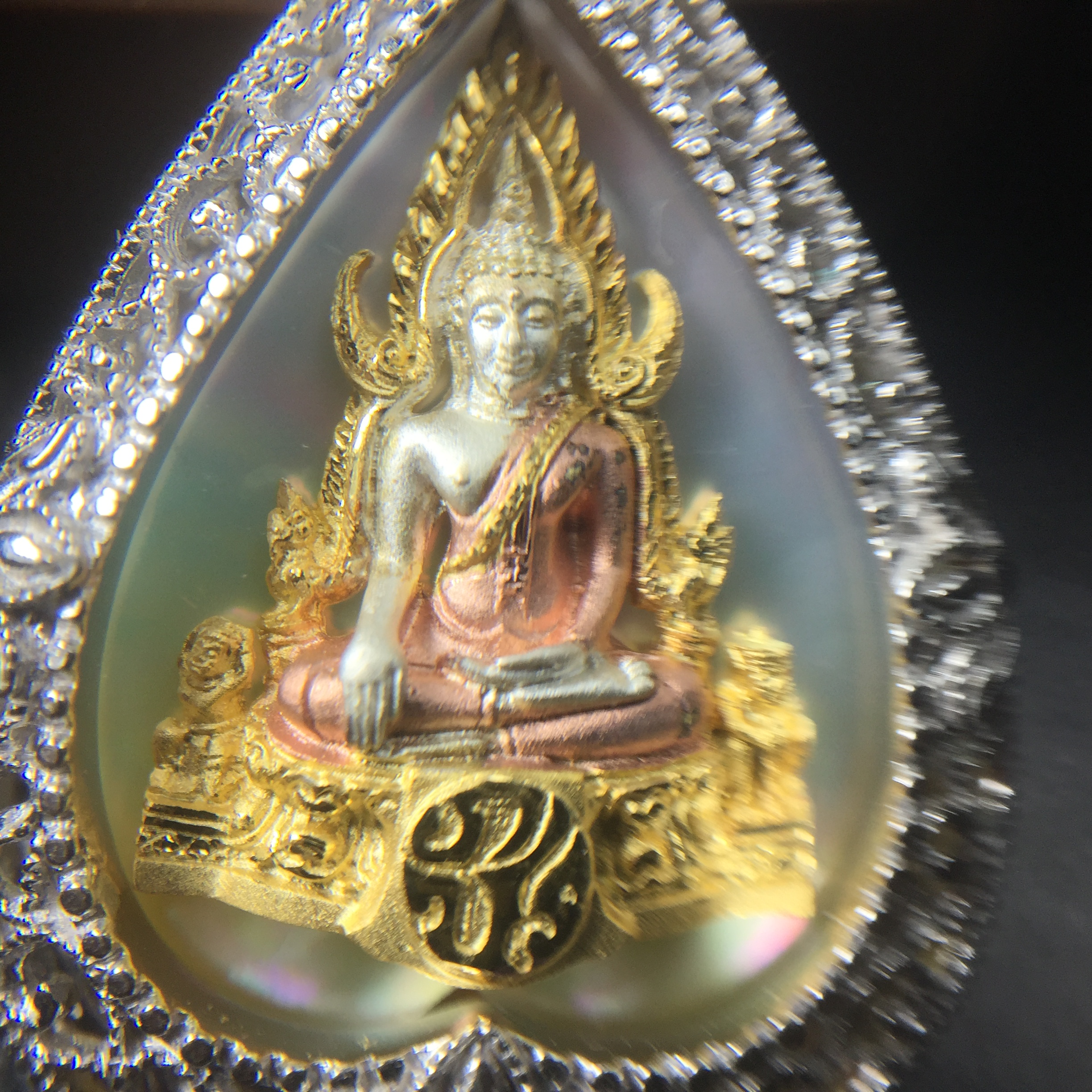 พระพุทธชินราช ภปร. โครงการ "เพราะแผ่นดินนี้ คือ แผ่นดินเกิด" ปี2548(รุ่นแรก) เหรียญทรงใบโพธิ์ ขนาด 21 x 29 มม. เนื้อเงินสามกษัตริย์ องค์พระชุบสามกษัตริย์ ล้อมด้วยกรอบเงินชุบทองคำขาวสลักเสลาเป็นลวดลายละเอียดอ่อน ส่วนพื้นองค์พระเป็นเปลือกหอยมุข