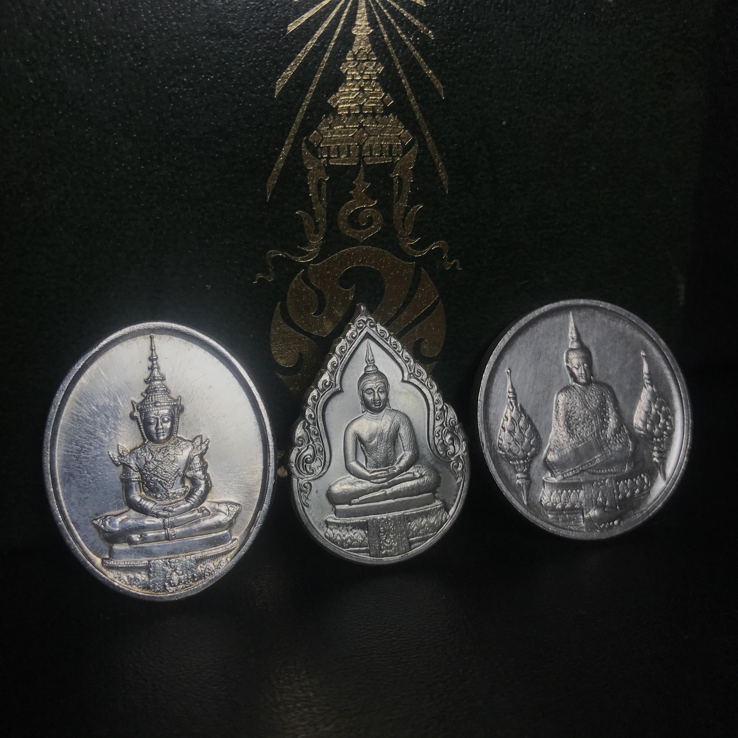 เหรียญพระแก้วมรกตหลัง ภปร ฉลองกรุงรัตนโกสินทร์ครบ 200 ปี พ.ศ.2525 เนื้อเงินกล่องบรรจุเดิมครบ3พิมพ์(บล็อกพระราชศรัธา)(ในหลวงรัชกาลที่9 เสด็จในพิธี)