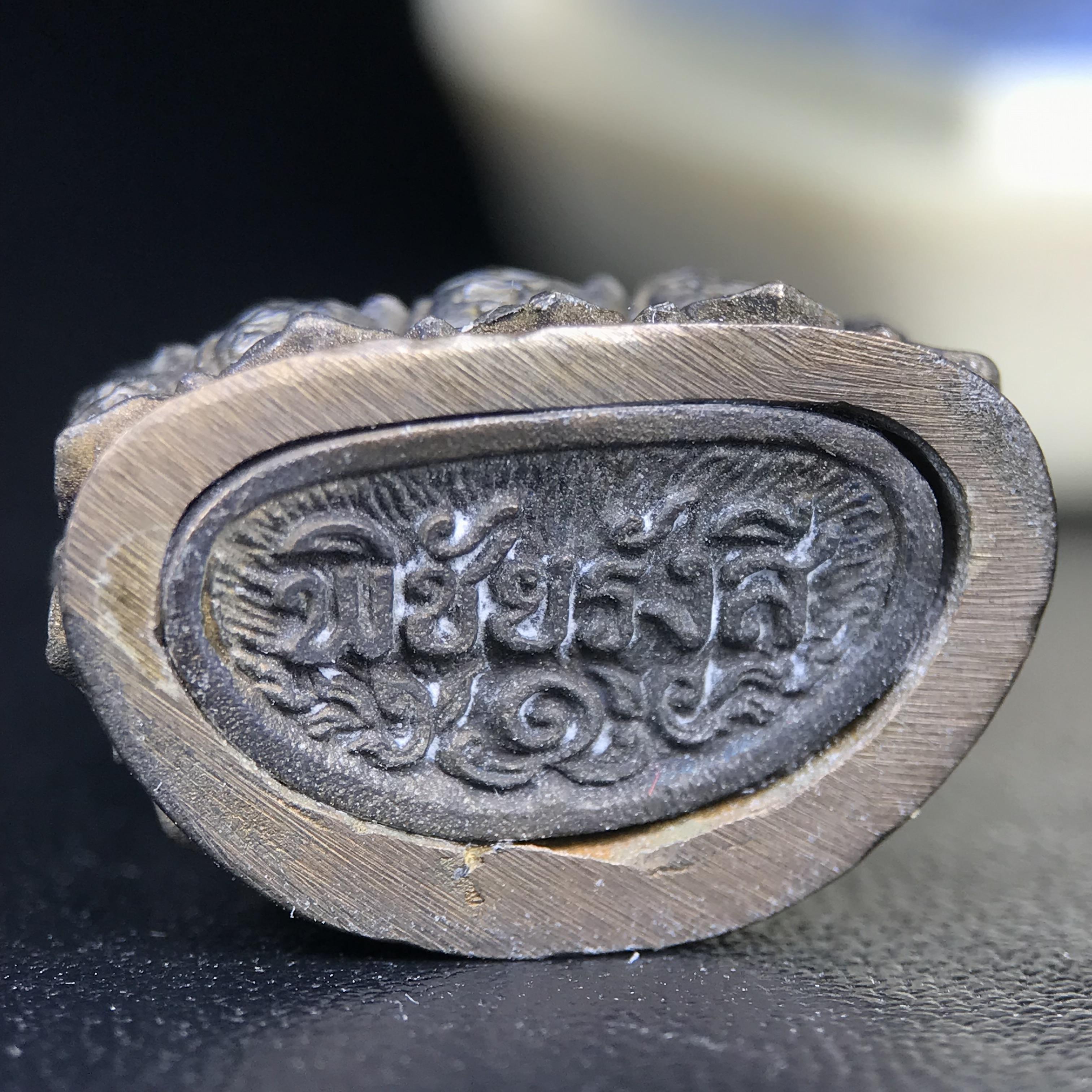 พระกริ่งพิชัยรังสี รุ่นแรก วัดป่าชัยรังสี จ.สมุทรสาคร ปี 2531 เนื้อนวโลหะ ออกแบบโดยนายช่างเกษม มงคลเจริญ ช่างมือหนึ่งแห่งยุค ปลุกเสกโดยพระเกจิอาจารย์ที่มีชื่อเสียงในยุคนั้นมาร่วมพิธีกันหลายรูป พุทธศิลป์ออกแบบได้สวยงดงาม พร้อมกล่องบรรจุเดิมครบ