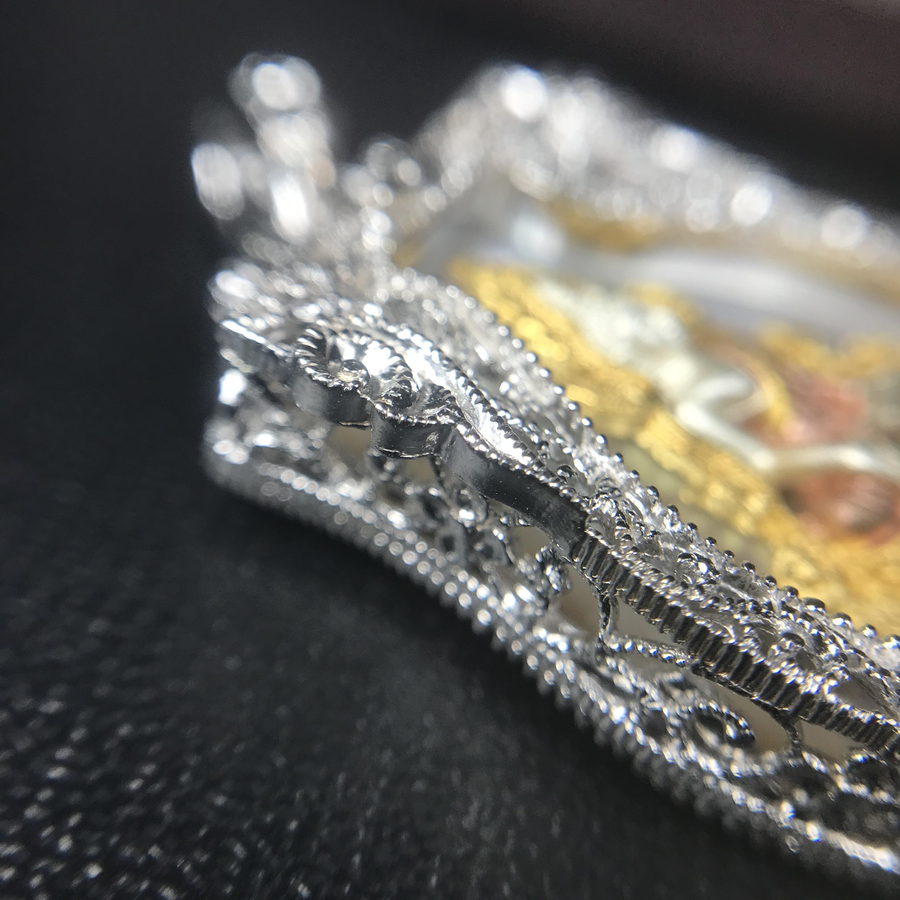 พระพุทธชินราช ภปร. โครงการ "เพราะแผ่นดินนี้ คือ แผ่นดินเกิด" ปี2548(รุ่นแรก) เหรียญทรงเสมา ขนาด 21 x 29 มม.เนื้อเงินสามกษัตริย์ องค์พระชุบสามกษัตริย์ ล้อมด้วยกรอบเงินชุบทองคำขาวสลักเสลาเป็นลวดลายละเอียดอ่อน ส่วนพื้นองค์พระเป็นเปลือกหอยมุขงดงาม