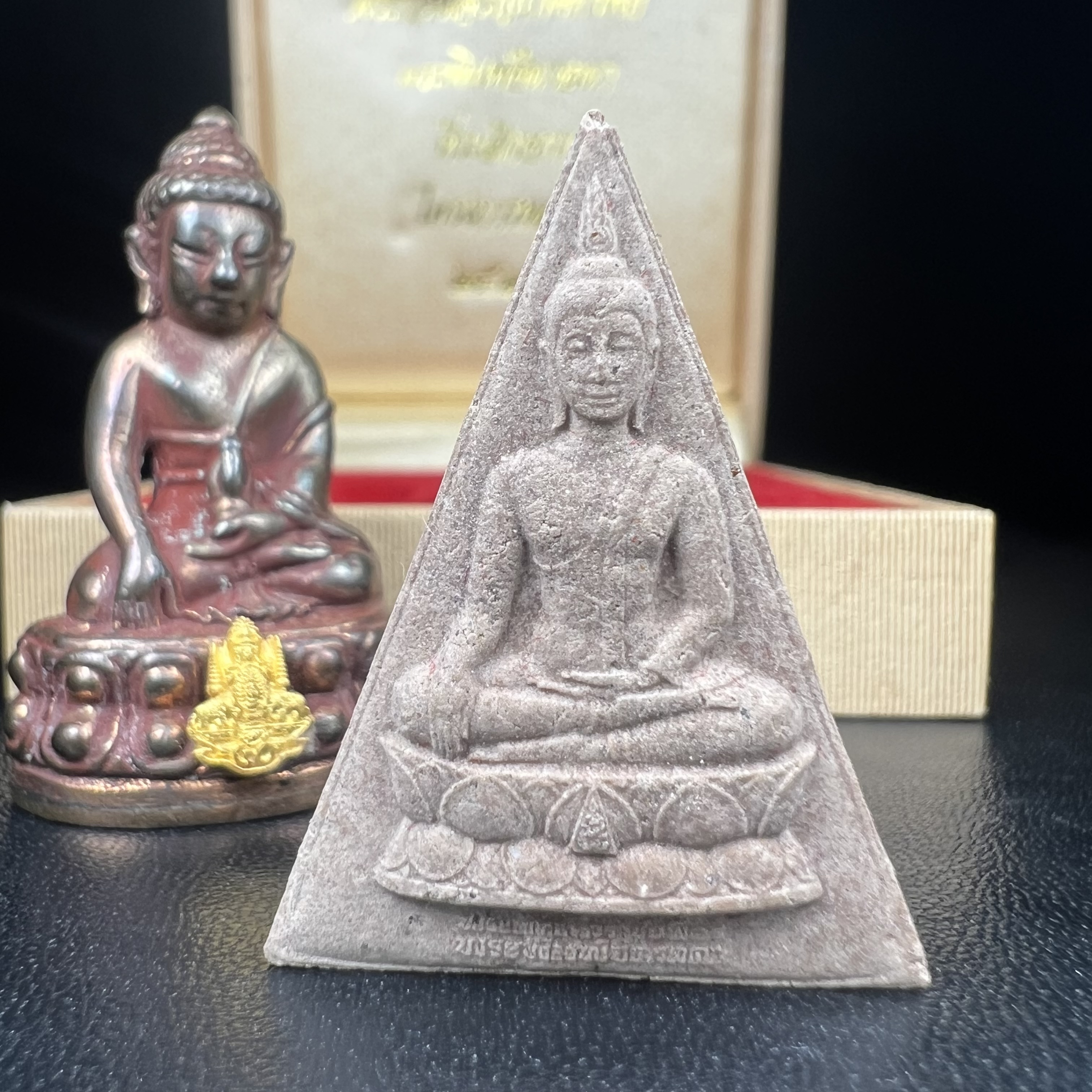 พระกริ่งเจริญโภคทรัพย์ พระพิมพ์จิตรลดา ที่ระลึกโครงการหลวง ปี 2539 ฉลองครองราชสมบัติครบ 50 ปี รัชกาลที่ 9 ตรากาญจนาภิเษกทองคำ(เนื้อทองคำแท้)(ชุดกรรมการหายาก)(สภาพผิวยาขัดแดงๆติดเต็มๆสวยเดิม ผิวแบบนี้พบเจอน้อย))(1ใน1999ชุด)