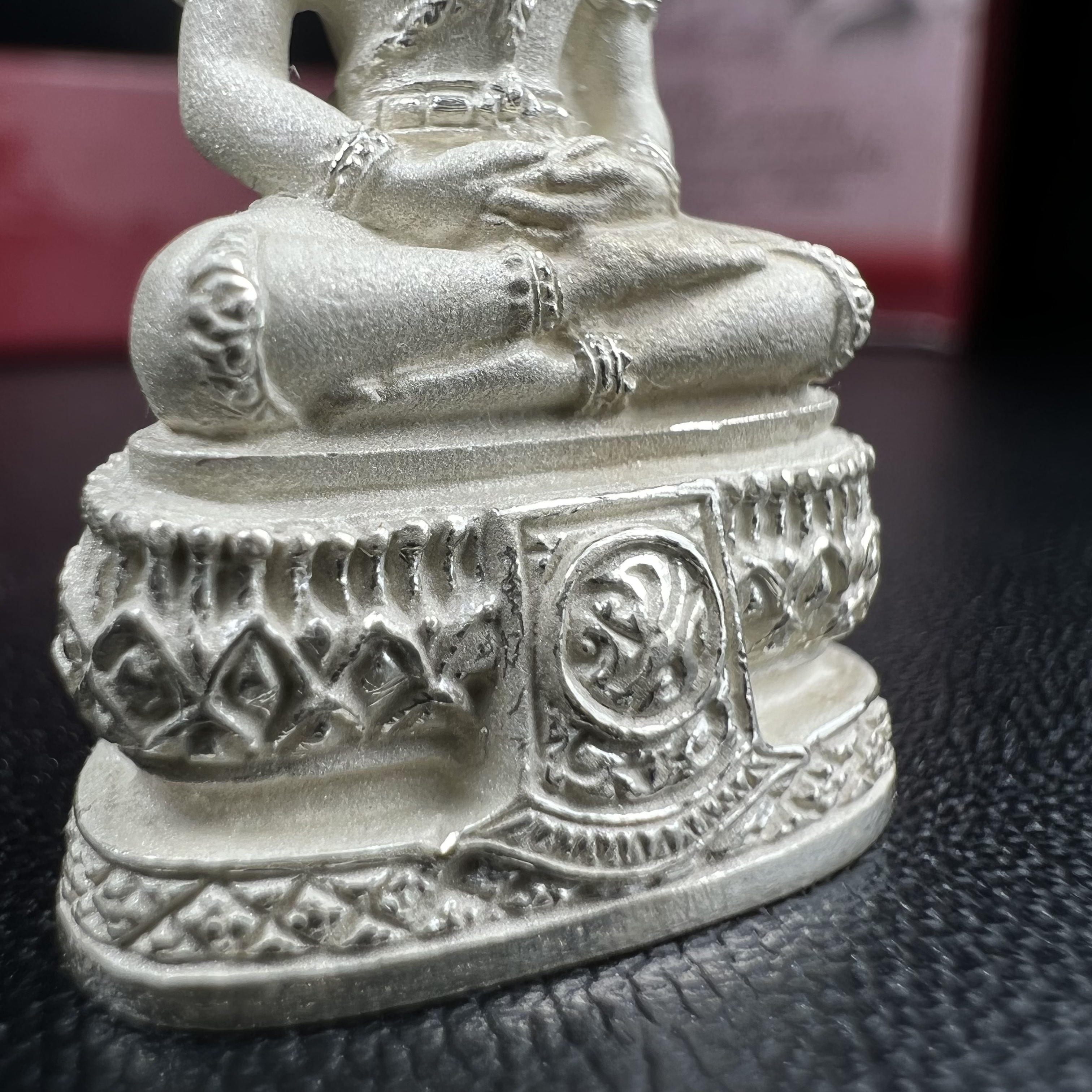 พระแก้วมรกต ภปร.(รุ่นแรก) ปี2545 รุ่นฉลองกรุงรัตนโกสินทร์ครบ 220 ปี พิมพ์ลอยองค์ใหญ่ เนื้อเงินบริสุทธิ์ 92.5% ขนาด 19*35 มม. พร้อมกล่องบรรจุดิม สวยครบสมบูรณ์