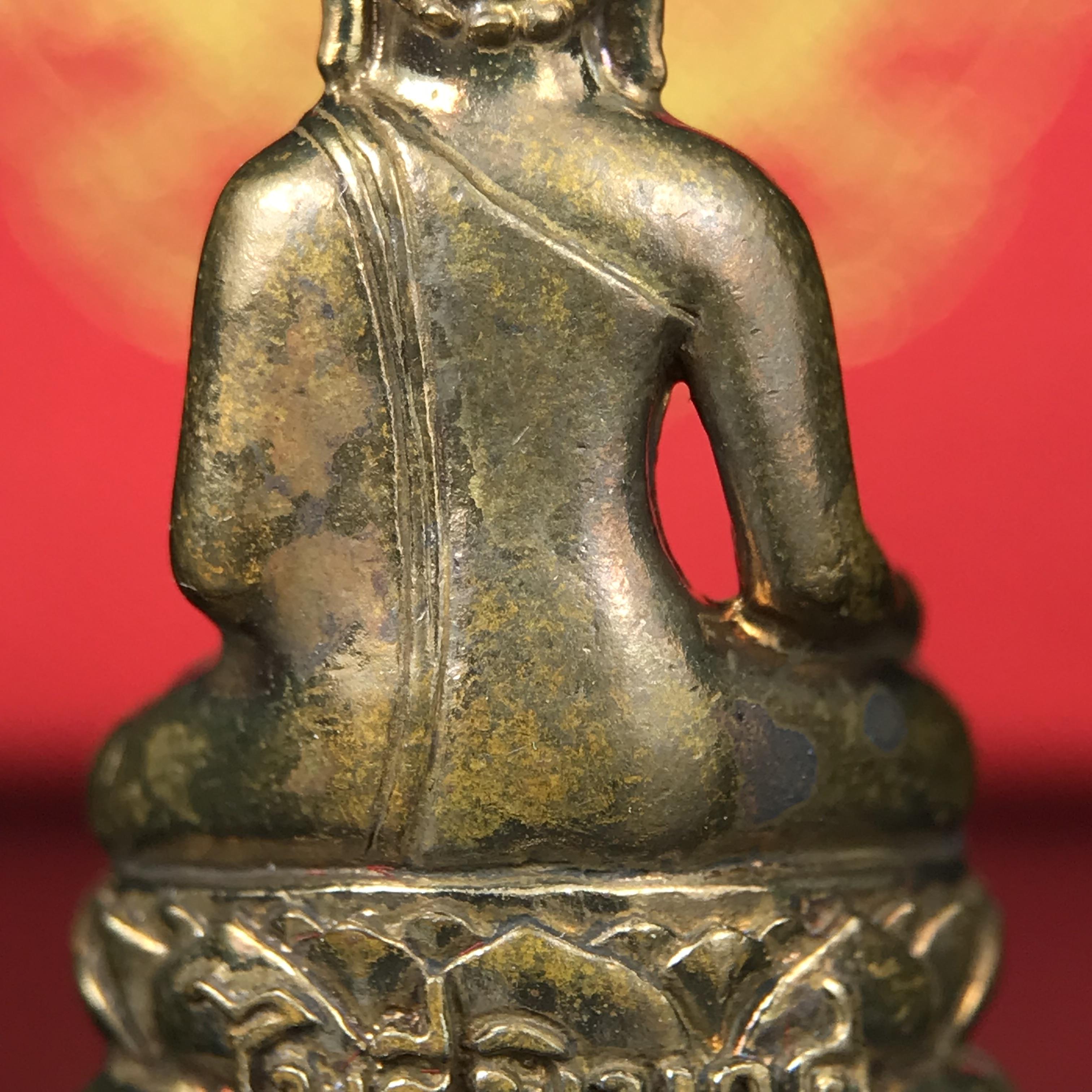 พระกริ่งไพรีพินาศ บรรจุเหล็กไหล ครั้งแรกและครั้งเดียวในประวัติศาสตร์ เฉลิมพระเกียรติ พระบาทสมเด็จพระเจ้าอยู่หัวรัชกาลที่9 พระชนมพรรษา 6 รอบ ปี2542 เนื้อสัมฤทธิ์(บรรจุเหล็กไหล)ดีนอก-ดีใน พิธีใหญ่ มวลสารเด่น(พิเศษกรรมการ ตอก 2 โค๊ต หมายเลข ๑๘๕๘)หายาก