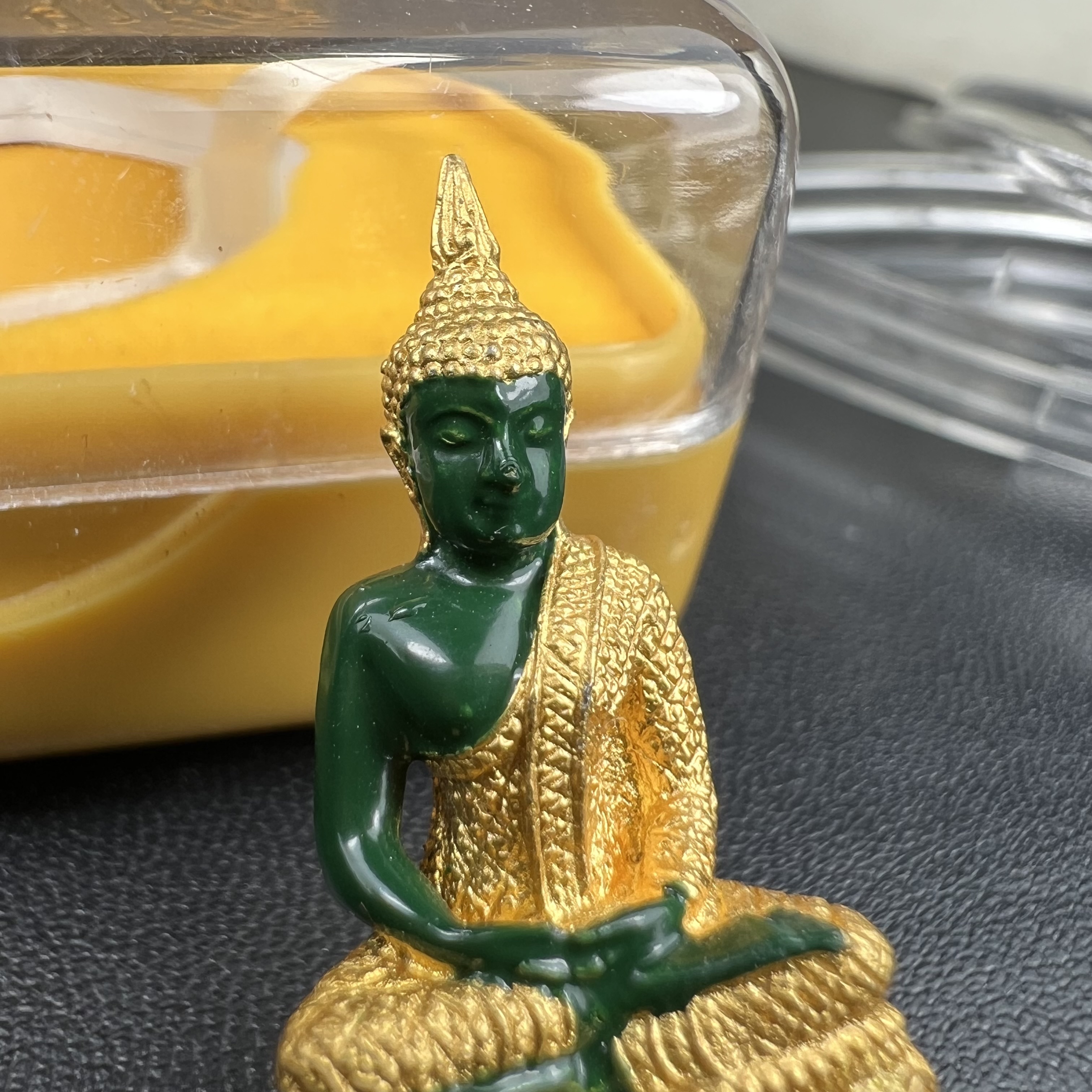 พระพุทธมหามณีรัตนปฏิมากร(พระแก้วมรกต) วัดพระศรีรัตนศาสดาราม สำนักพระราชวัง จัดสร้าง ฤดูฝน(บรรจุมวลสารใต้ฐาน)