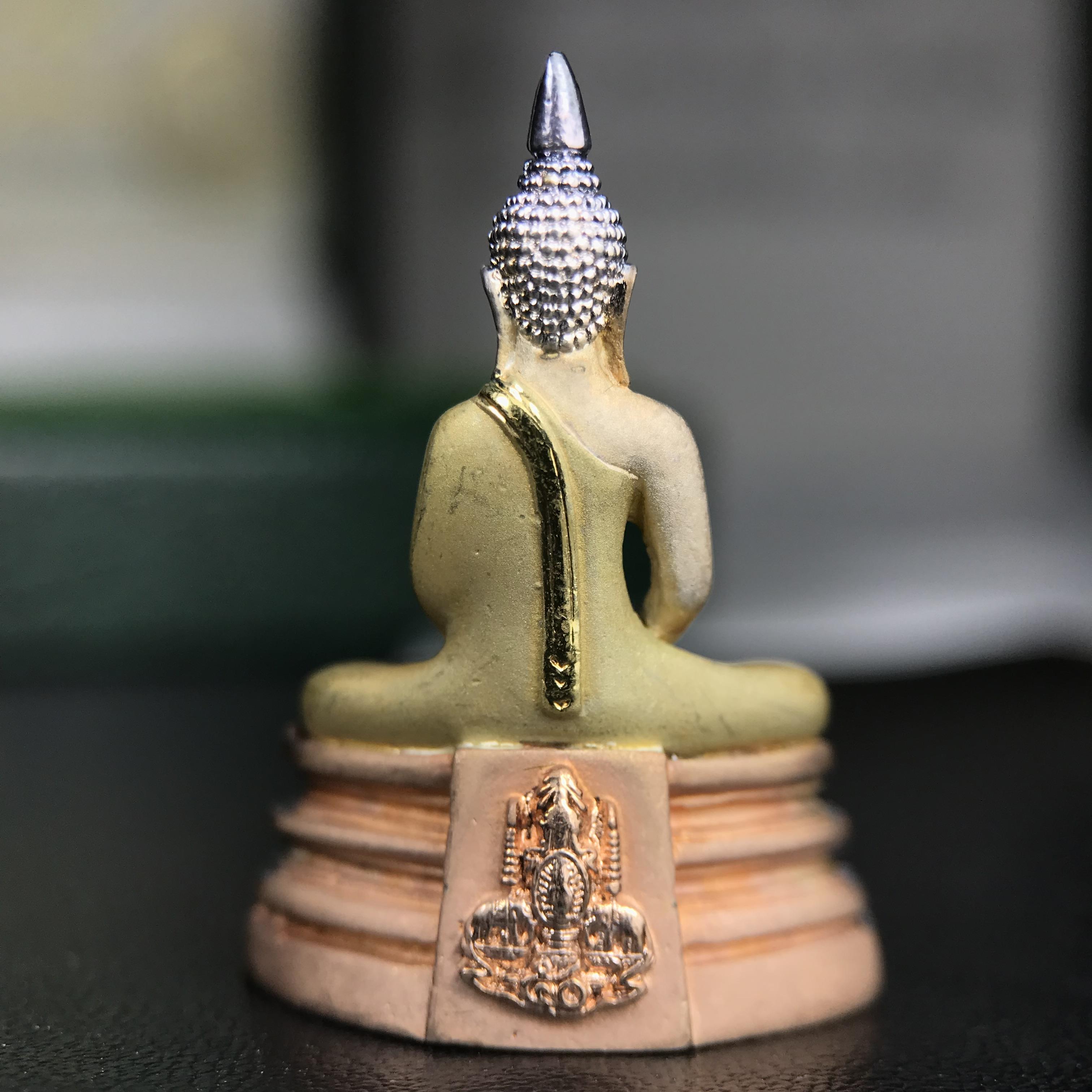 พระพุทธโสธร ภปร. รุ่นย้อนยุค สร้างพระอุโบสถ สมาคมชาวฉะเชิงเทรา จัดสร้าง ปี 2539 วโรกาสครองสิริราชสมบัติครบ 50 ปี เนื้อเงินชุบสามกษัตริย์ทรายนวลขัดเงาบางส่วน(สภาพผิวเดิม เก่าเก็บอย่าดี สวยมาก แบบนี้หายาก) พร้อมกล่องบรรจุและใบรับรองเดิมครบสมบูรณ์