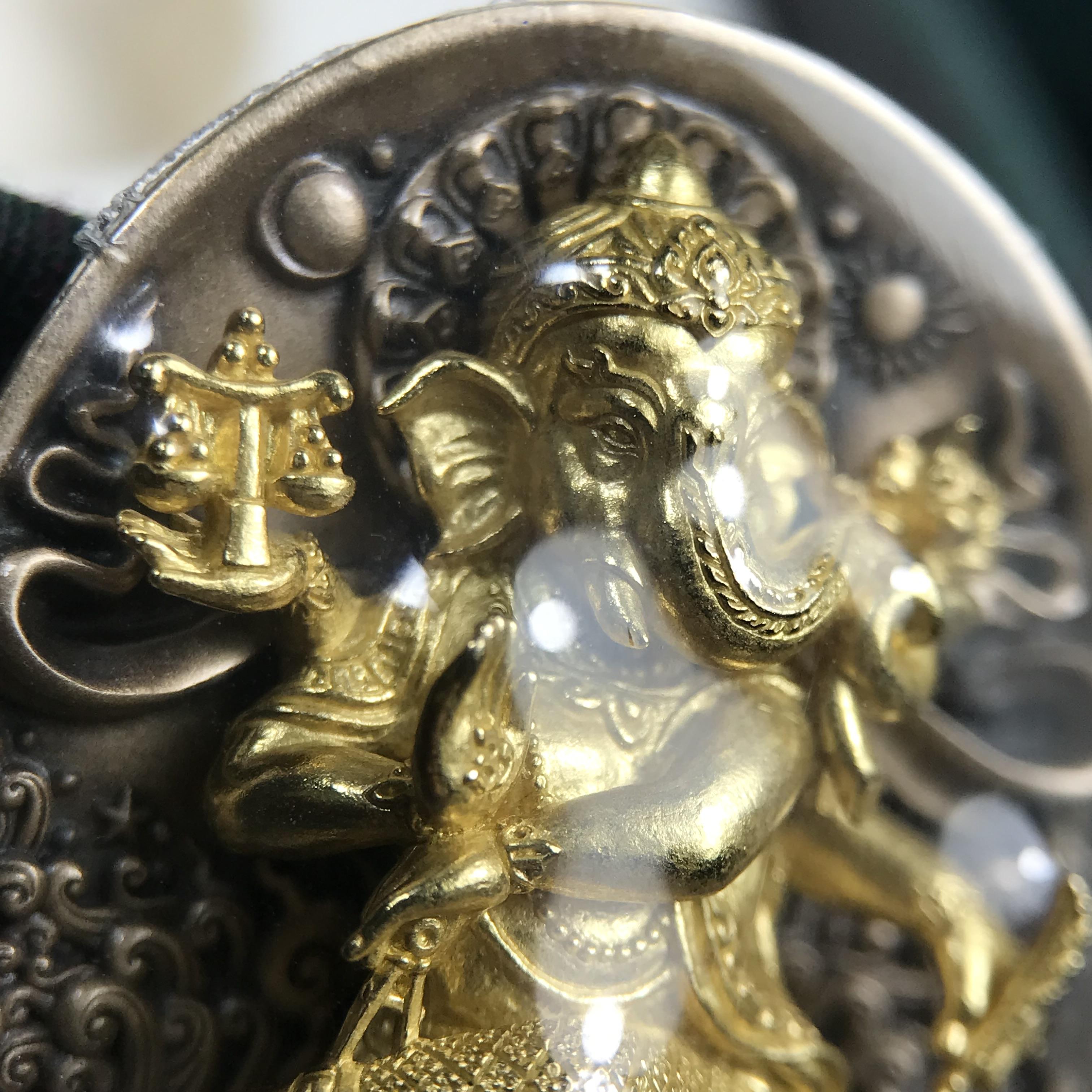 พระพิฆเนศ ประทานศิลป์ ที่ระลึกครบรอบ 50 ปี กลุ่มบ.แพรนด้าจิวเวลรี่ เนื้อบรอน์3กษัตริย์ ออกแบบได้สวยวิจิตรงดงาม ได้อัญเชิญมวลสารอันเป็นมงคลที่ได้ปลุกเสกแล้ว หลอมรวมเป็นเนื้อเดียวกับเหรียญ เพื่อความเป็นศิริมงคล สถิตย์สถาพร สืบไป