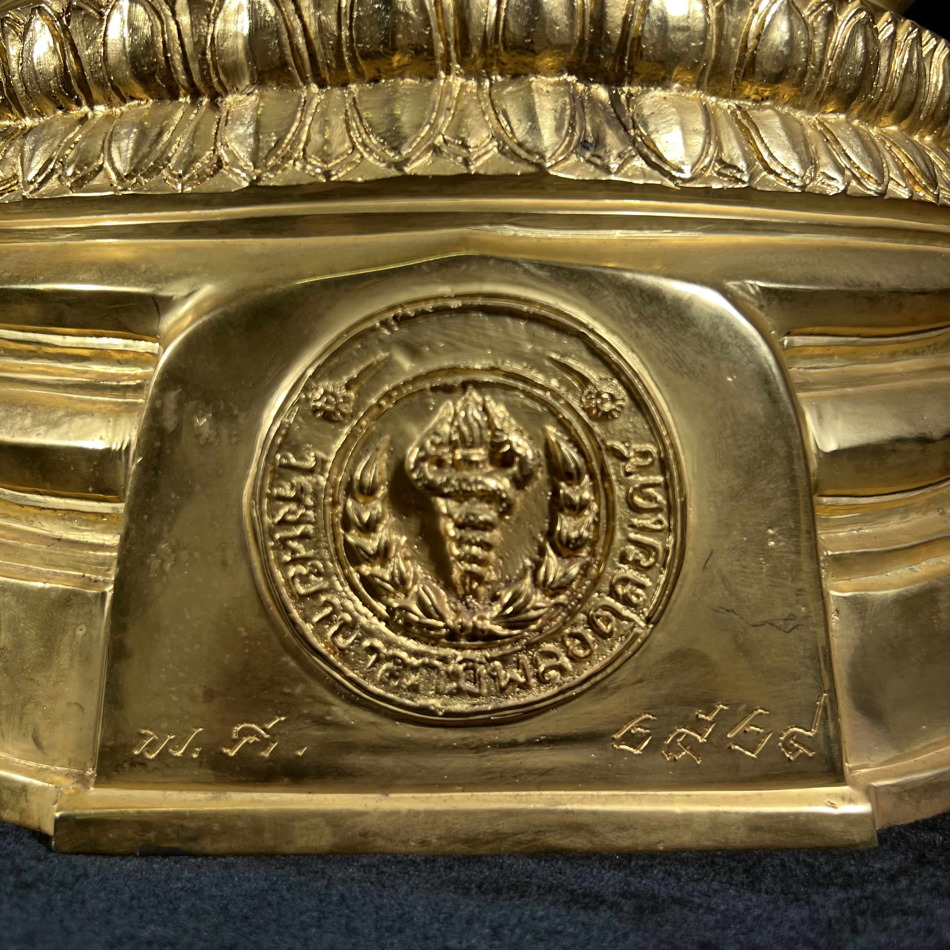 พระบูชาพระพุทธศิรมงคล ภปร. วัตถุมงคลคุ้มเกล้า ปี 2524 ของมูลนิธิคุ้มเกล้า โรงพยาบาลภูมิพลจัดสร้าง ขนาดหน้าตัก 9นิ้ว(ในหลวงรัชกาลที่9 ทรงจุดไฟพระฤกษ์และเททอง พิธีใหญ่)ยอดนิยมหายาก