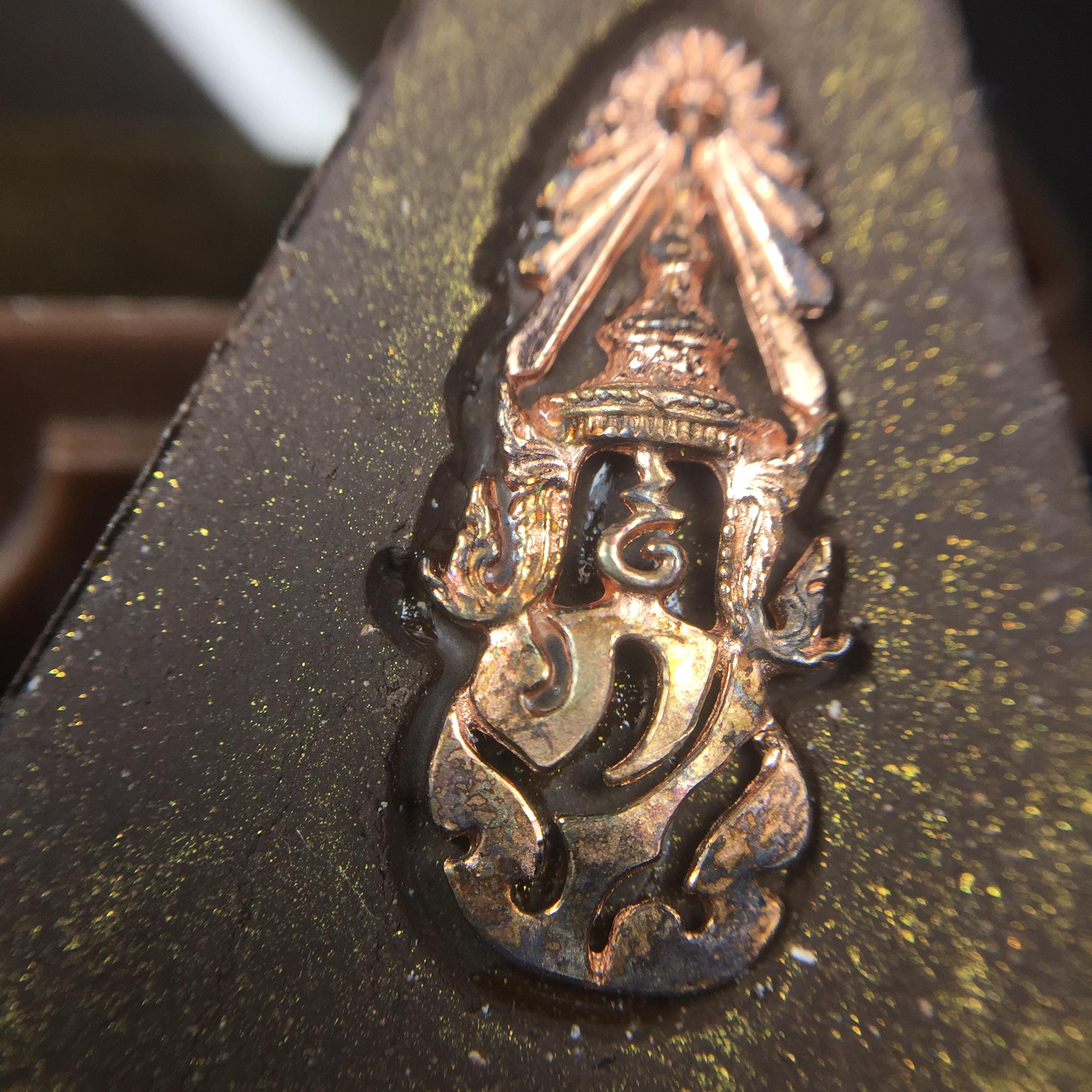 พระพุทธชินราช ภปร. โครงการ "เพราะแผ่นดินนี้ คือ แผ่นดินเกิด" ปี2548(รุ่นแรก) พระผงหลัง ภ.ป.ร. ทองแดง (พระราชทานเส้นพระเจ้า (เส้นผม)และมวลสารจิตรลดา)