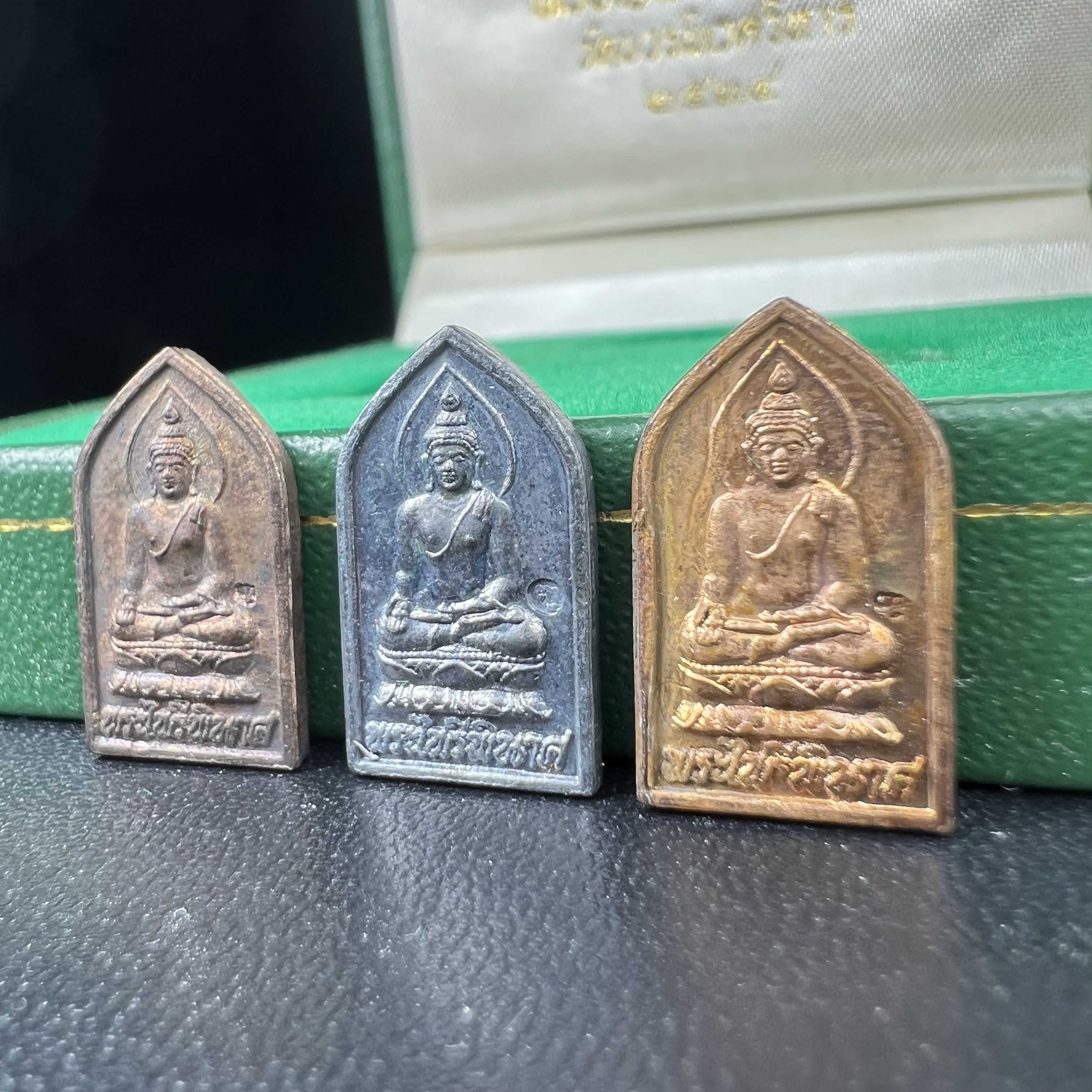 เหรียญพระไพรีพินาศ วัดบวรนิเวศราชวรวิหาร ปี2534 พิมพ์ห้าเหลี่ยม(เนื้อนวโลหะ-เนื้อเงิน-เนื้อทองแดง)(พระชุดหลักสายสมเด็จพระญาณสังวร สมเด็จพระสังฆราชองค์ที่19) (หายากสภาพสวยกล่องเดิมครบสมบูรณ์) 1ใน 700 ชุด