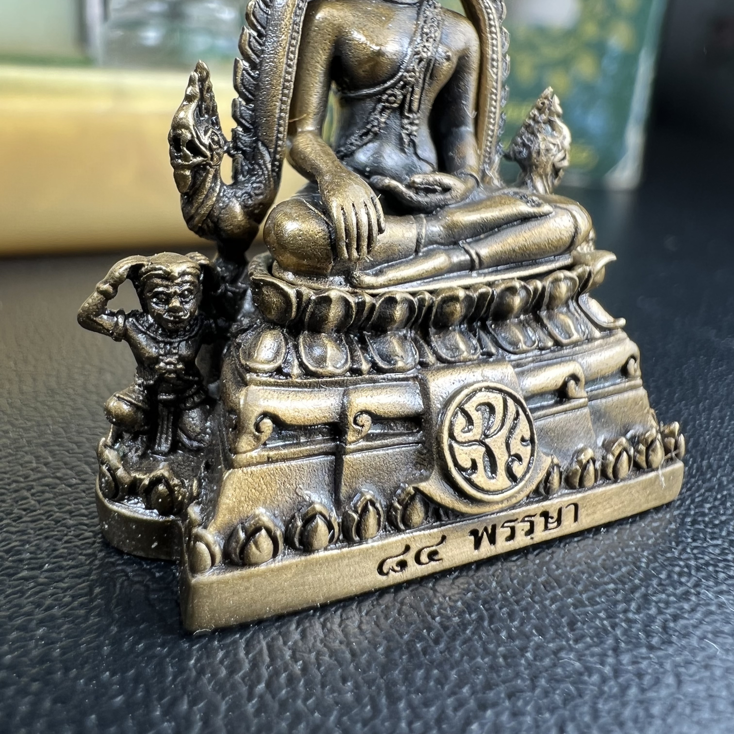 พระพุทธชินราช(จำลอง) ภปร 84 พรรษา เนื้อบรอนซ์รมดำซาติน พิมพ์กลางขนาดหน้าตัก 1/2 นิ้ว )(พระราชทานมวลสาร จิตรลดาและเส้นพระเจ้า(เส้นผม)รัชกาลที่9)