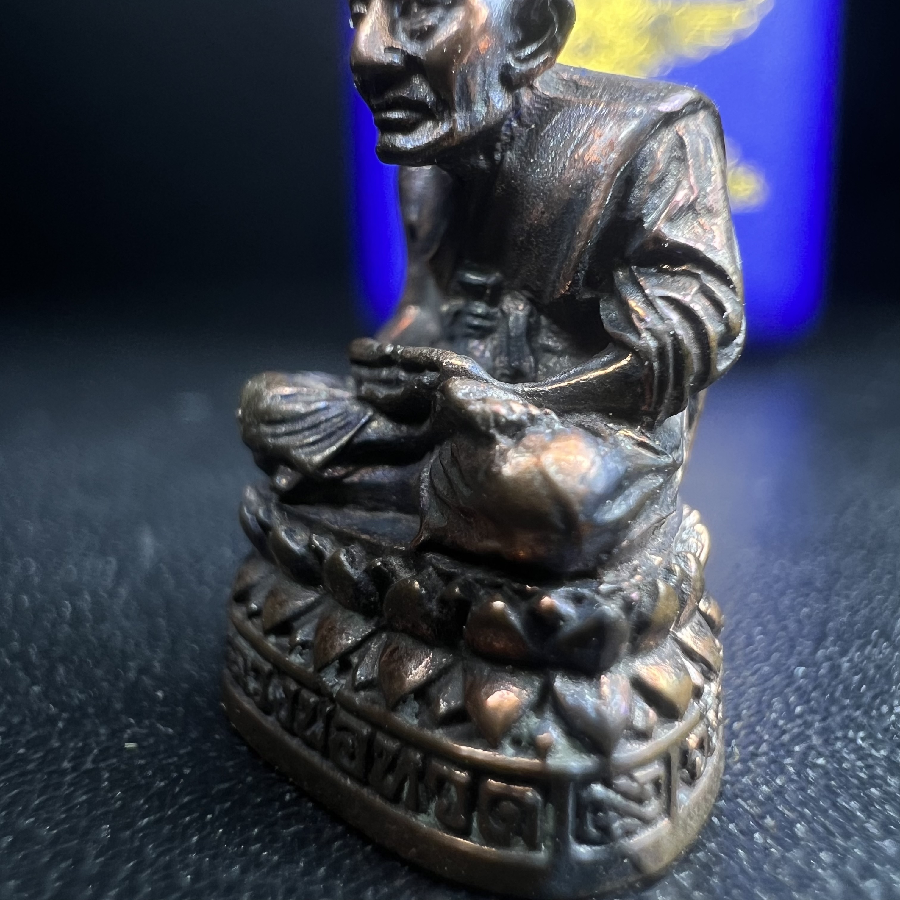 รูปเหมือนหล่อลอยองค์หลวงปู่ทวด รุ่น 111ปี กระทรวงกลาโหม เนื้อนวโลหะรมดำ-ปัดเงา ปี2540 พิธีใหญ่ เข้มขลัง นิยม พร้อมกล่องบรรจุเดิม(คัดสภาพสวยผิวเทพๆผิวรุ้งๆ)ทั้งพิธีทั้งพุทธศิลป์ทรงคุณค่าอีกหนึ่งรุ่นยอดนิยม