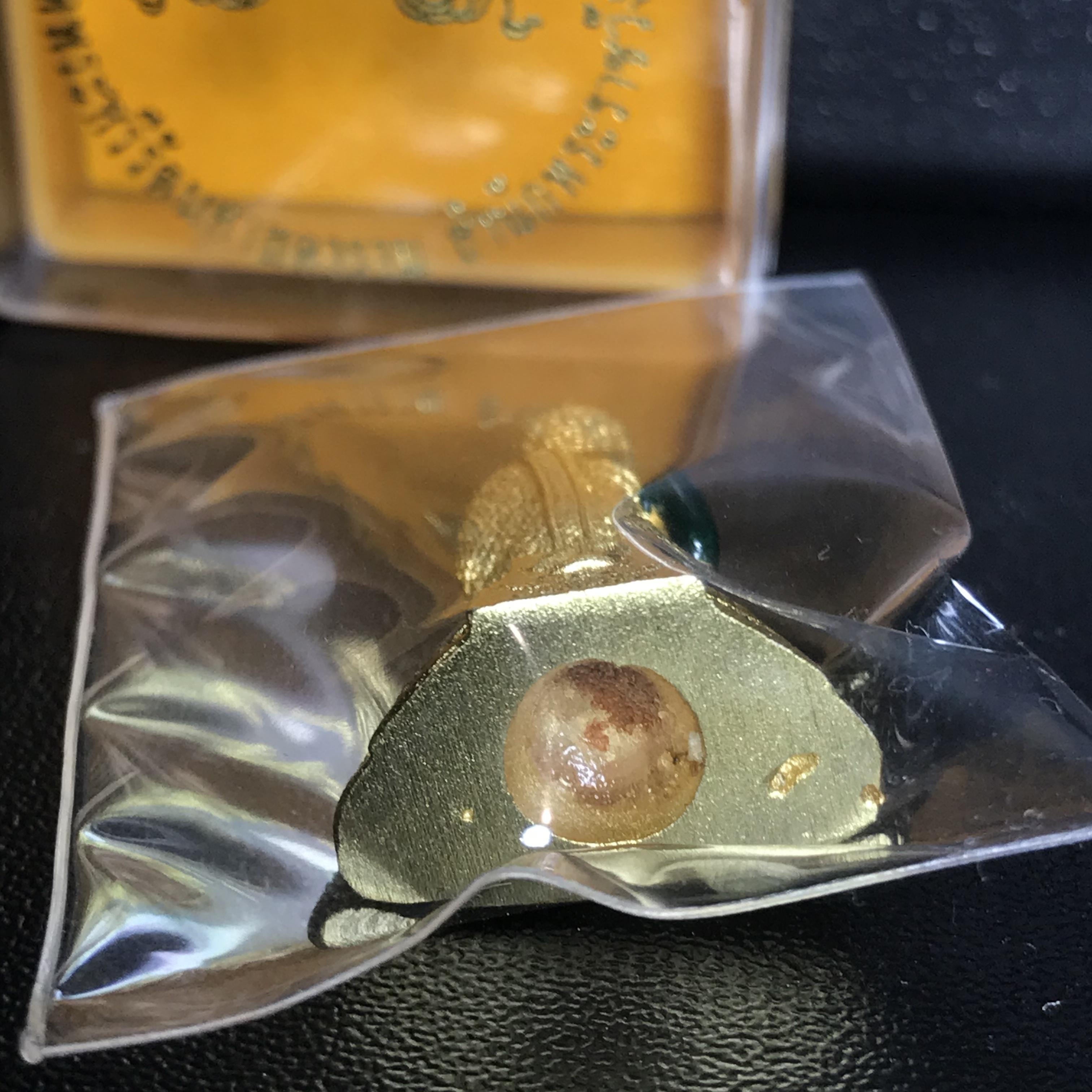 พระพุทธมหามณีรัตนปฏิมากร(พระแก้วมรกต) วัดพระศรีรัตนศาสดาราม สำนักพระราชวัง จัดสร้าง ฤดูฝน(บรรจุมวลสารใต้ฐาน)