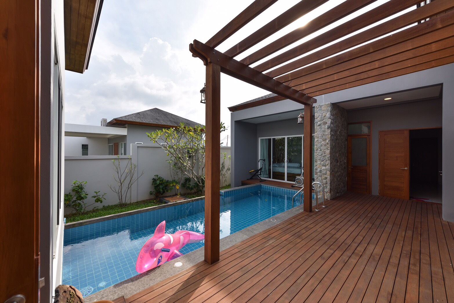 For Sales/Rent : 4 bed room private poool villa tropical modern style locate in Bandon-Cherntalay road.