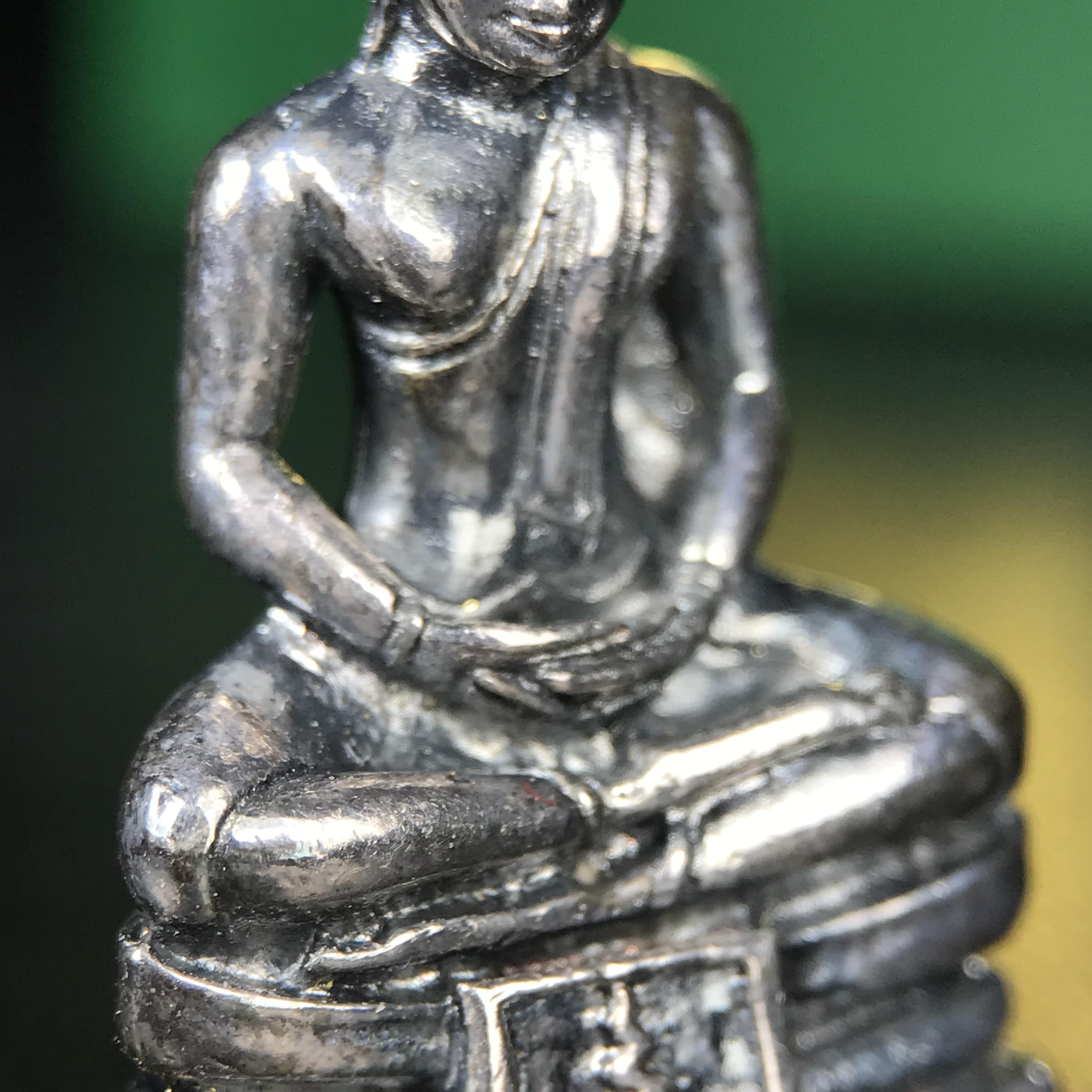 พระพุทธโสธร รุ่น กศก. 120 ปี เนื่องในโอกาสครบ 120 ปี กรมศุลกากร กระทรวงการคลัง จัดสร้าง ปี 2537 เนื้อเงินบริสุทธิ์ 99.9% ผิวขัดเงาลงดำ(เข้มขลัง)(งานบริษัท แพรนด้า จิวเวลรี่)สวยงดงาม ทรงคุณค่า