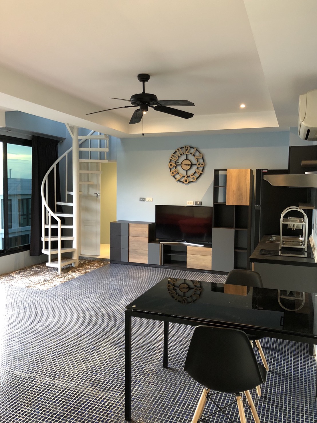 For Rent : Patong Seaview 1 bed room condominium 60 Sqm. Thai freehold.