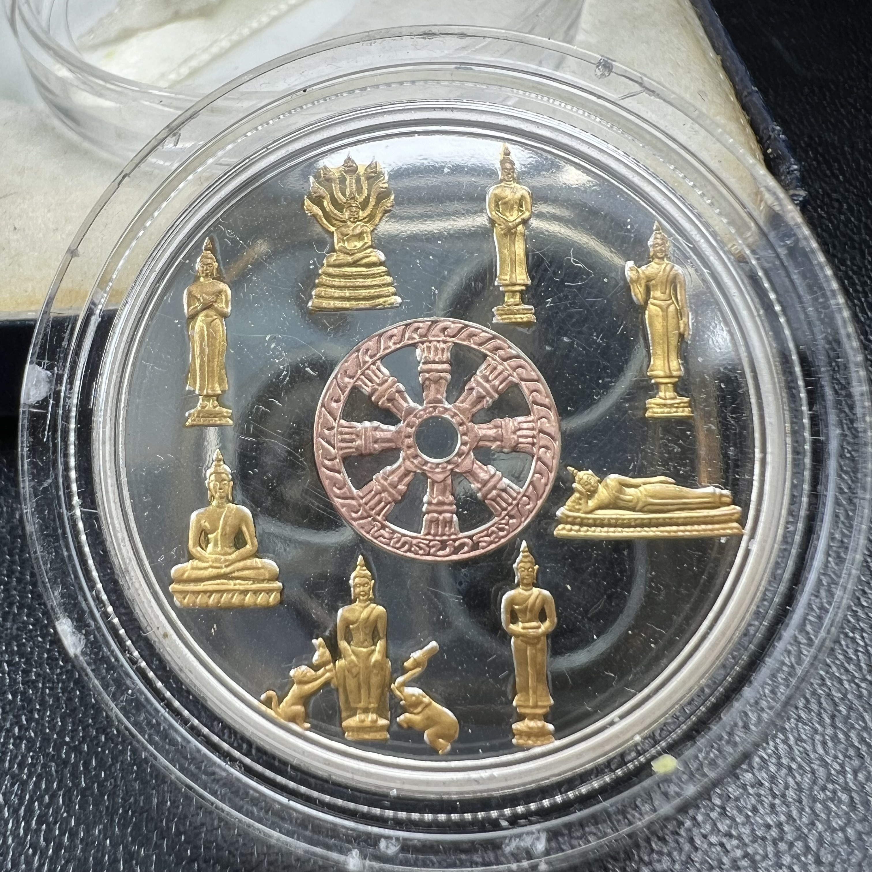 เหรียญพระแก้วมรกต พระพุทธชินราช พระพุทธโสธร รุ่นพุทธบารมี ปี 2540 เนื้อเงินขัดเงา 99.9% ชุบ 3 กษัตริย์ พร้อมกล่องบรรจุเดิม พิธีพุทธาภิเษก 2 พิธี มหามงคล (พระพุทธคู่บ้านคู่เมือง รูปแบบเหรียญสวยงดงามมาก พิธีใหญ่ เป็นที่นิยม)สร้างน้อยหายาก 1 ใน 500 เหรียญ