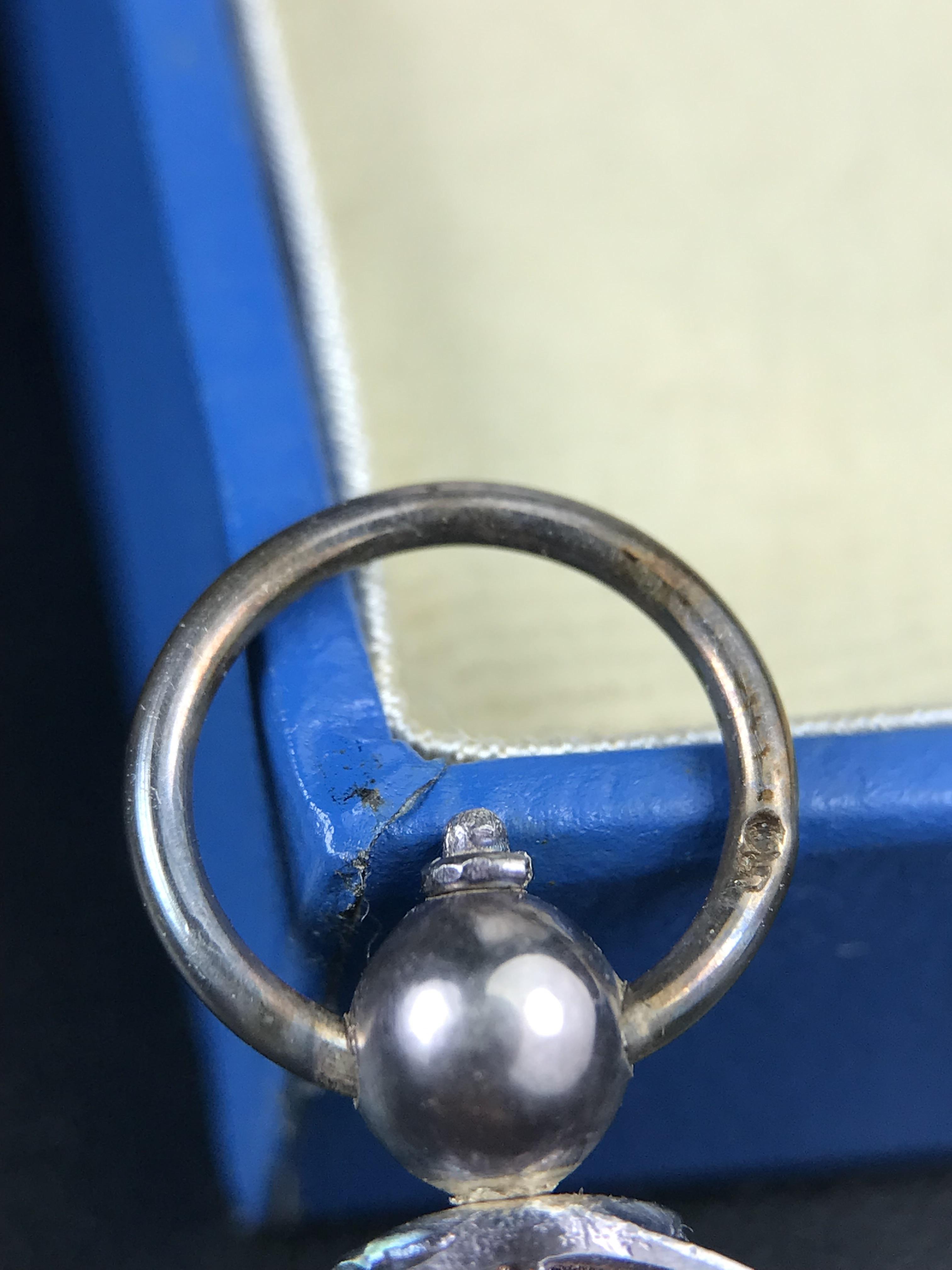 เหรียญหลวงปู่ทวด พระนามาภิไธย สก. แบบงานฉลุโบราณ(HAND MADE) ปี 2544 เนื้อเงิน(ผิวเดิมขึ้นสีรุ้งออกม่วงธรรมชาติสวยมาก) พิธีปลุกเสก ณ อุโบสถวัดช้างให้ และ พิธีมังคลาภิเษก ณ พระอุโบสถ วัดพระศรีรัตนศาสดาราม(วัดพระแก้ว) (1 ใน 2000 เหรียญ)พบเจอน้อยหายากมาก