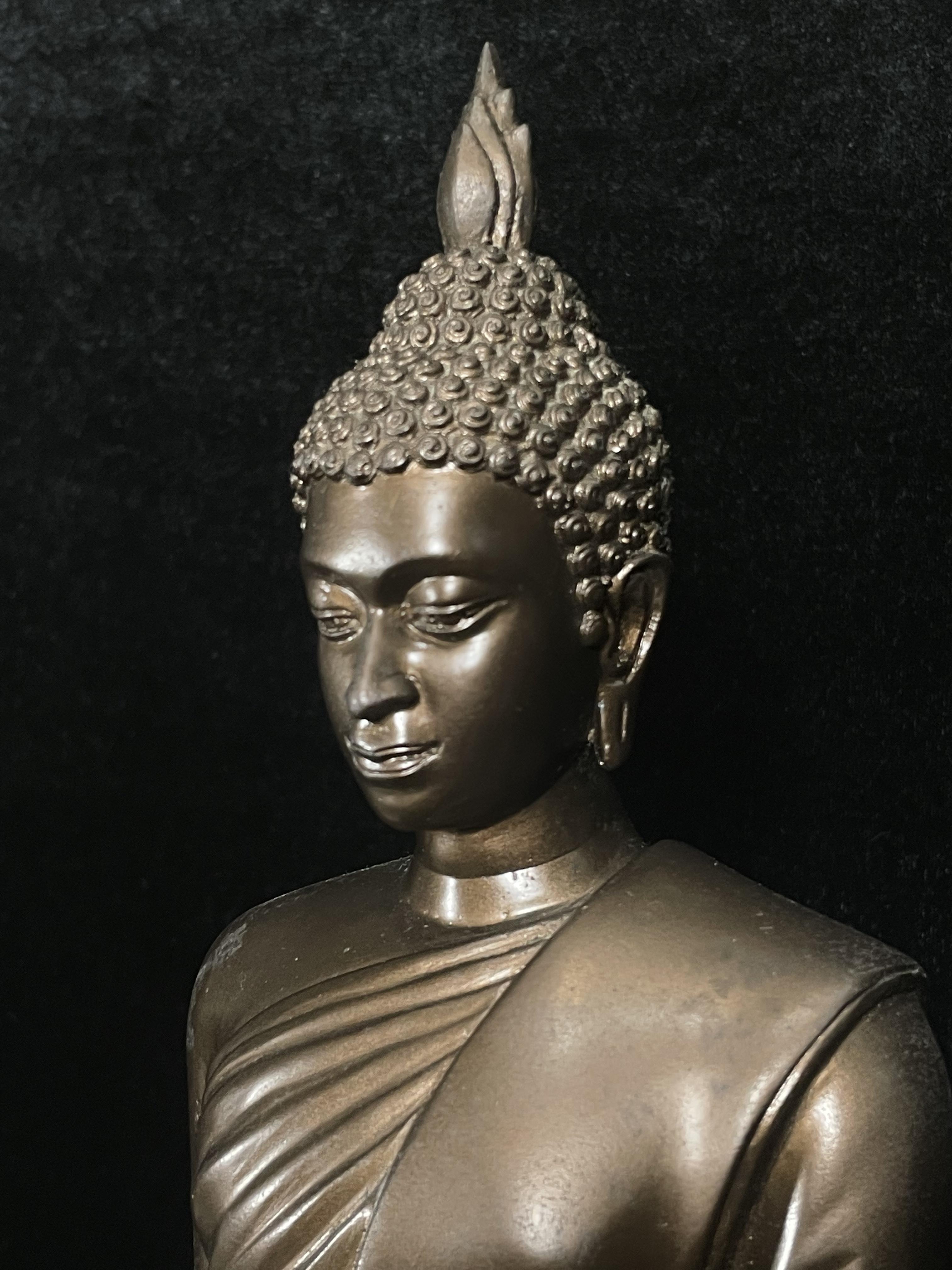 พระบูชา 25พุทธศตวรรษ พระศรีศากยะทศพลญาณ ประธานพุทธมณฑลสุทรรศน์ ปี2530 ตราสัญลักษณ์ ในมหาวาระพระชนมพรรษา ครบ 5 รอบ 60 พรรษา เมื่อ 5 ธันวาคม ปี 2530 หมายเลข (๑๕)๔๐๕ (เลขสวยผลรวมได้ 9 เจริญก้าวหน้าในทุกๆด้าน) ขนาดความสูง 15 นิ้ว รวมฐานสูง 18 นิ้ว(นิยมหายาก)