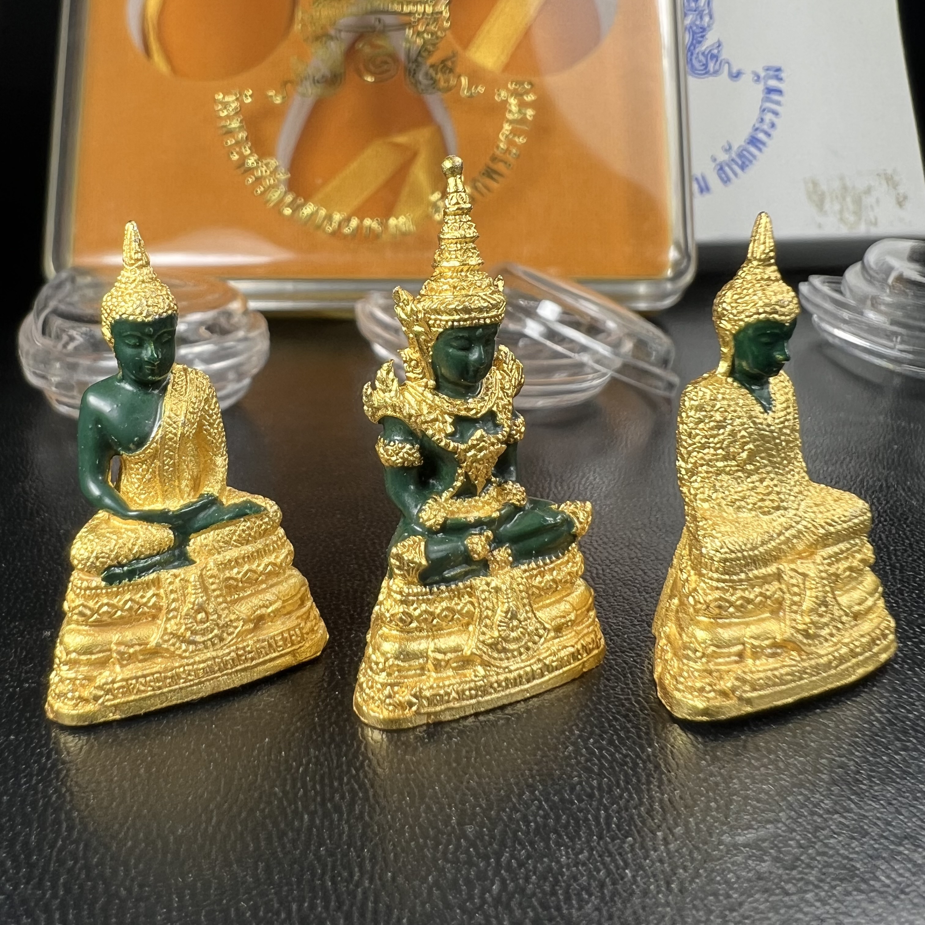 พระพุทธมหามณีรัตนปฏิมากร(พระแก้วมรกต) วัดพระศรีรัตนศาสดาราม สำนักพระราชวัง จัดสร้าง ชุด3 ฤดู ร้อน ฝน หนาว(บรรจุมวลสารใต้ฐาน)