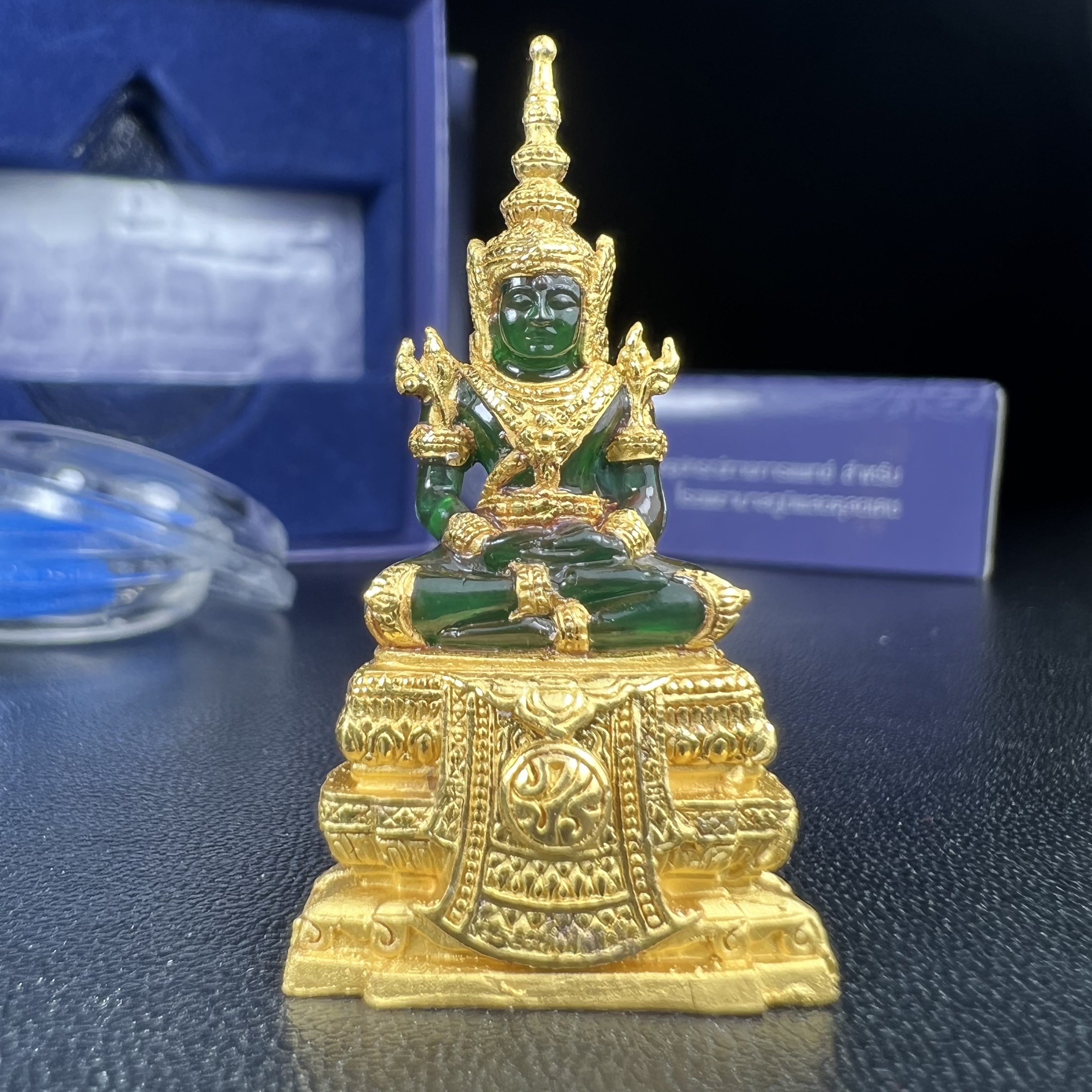 พระแก้วมรกต ภปร. จัดสร้างโดย รพ.ภูมิพลฯ ปี2547 ลอยองค์ขนาดหน้าตัก 1/2 นิ้ว เนื้อเรซิ่นหุ้มทองคำ99.99 งดงามทรงคุณค่าอีกหนึ่งรุ่นยอดนิยม หายาก