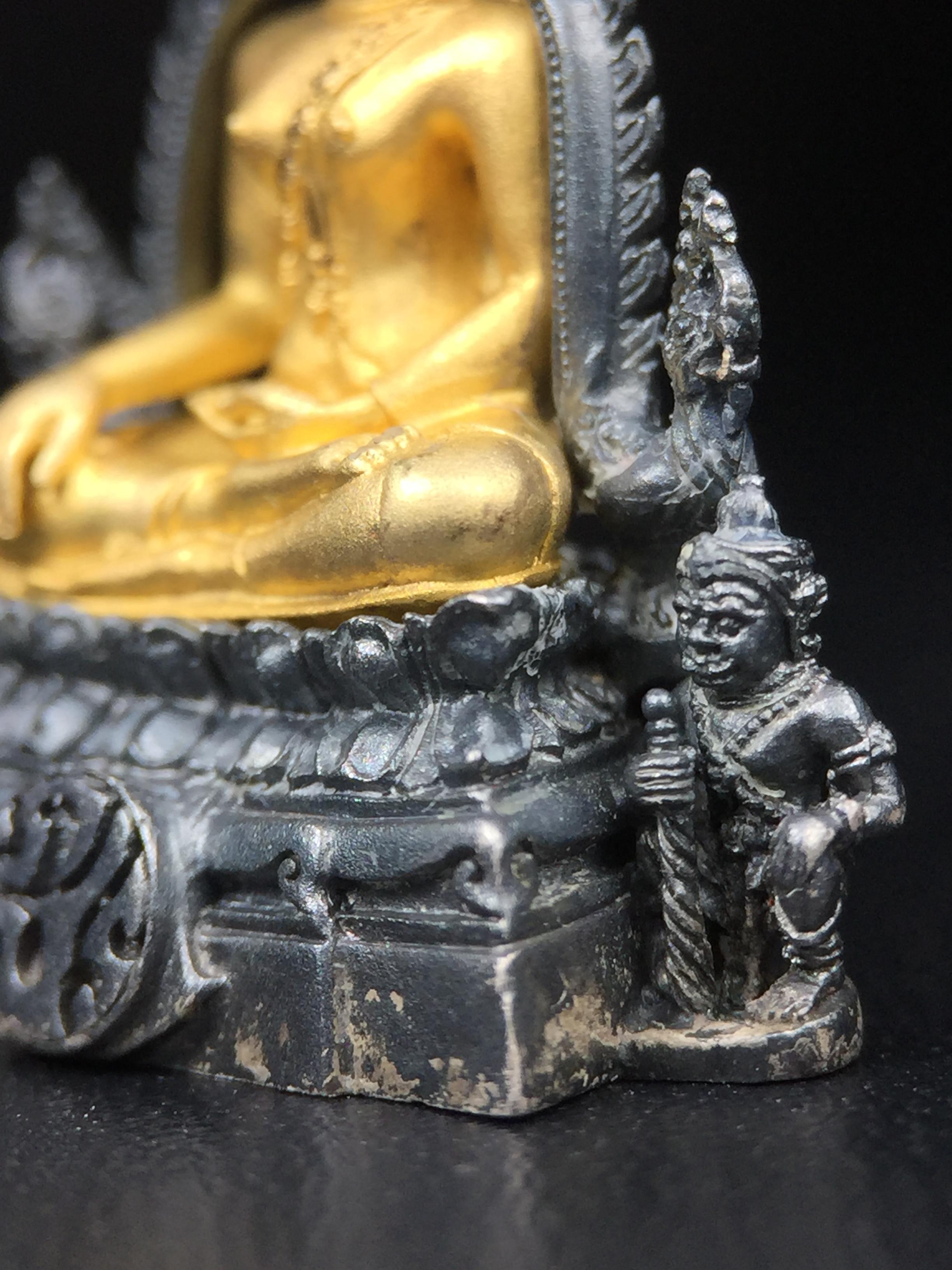 พระพุทธชินราช ภปร. โครงการ เพราะแผ่นดินนี้คือแผ่นดินเกิด เนื้อเงินชุบทองคำซุ้มรมดำ ปี2551 ขนาดหน้าตัก1/2นิ้ว(3.5*2.5 ซม.) (สวยงามหายาก)1ใน 5000 องค์