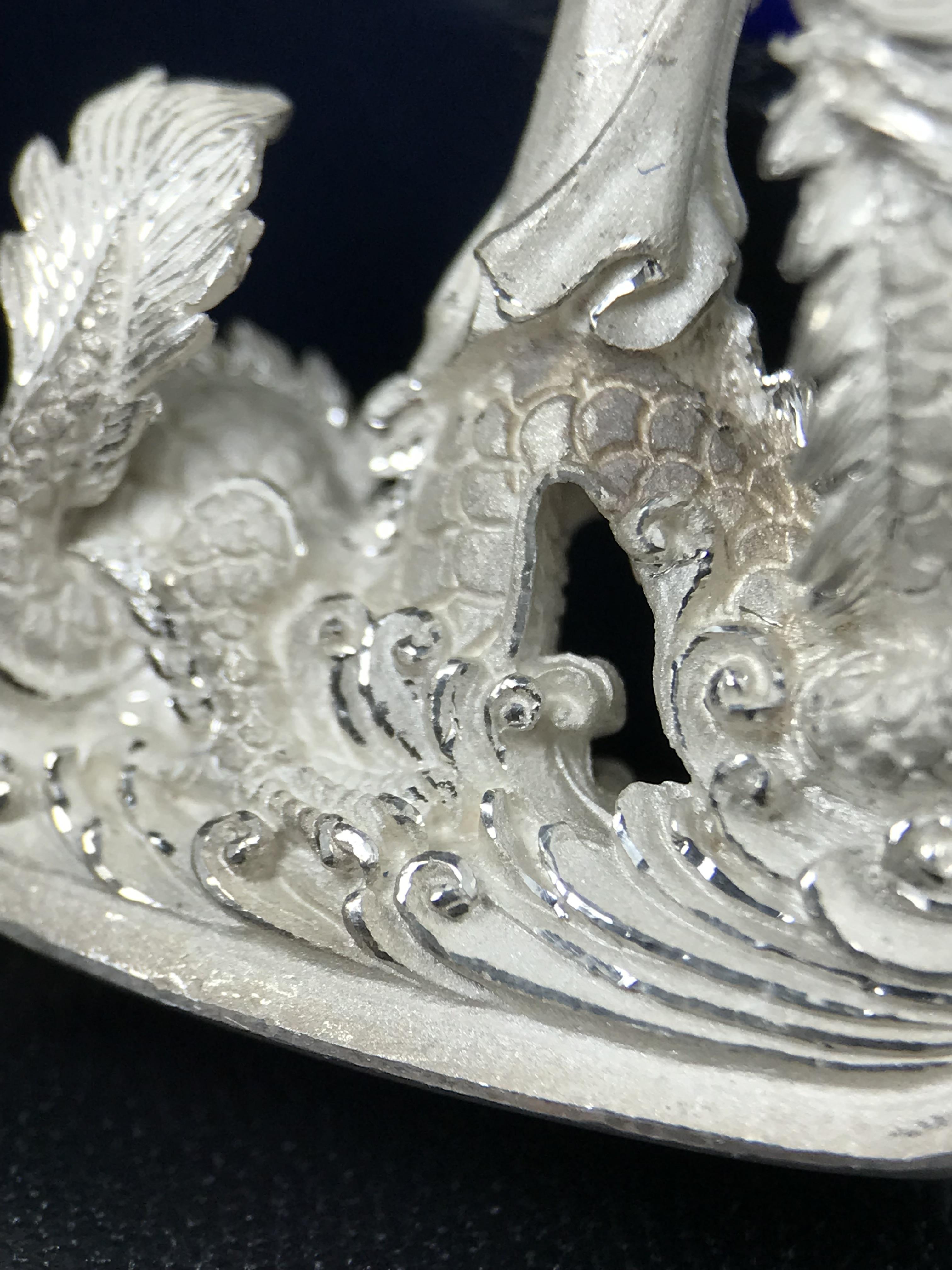 รูปหล่อลอยองค์พระโพธิสัตว์กวนอิม ทรงประทับมังกร จ.ระนอง เนื้อเงินพ่นทรายขัดเงาบางส่วน พิมพ์ใหญ่(สภาพผิว สวยงดงาม ทรงคุณค่า) เฉลิมฉลองในวโรกาสที่พระบาทสมเด็จพระเจ้าอยู่หัวทรงครองสิริราชสมบัติครบ 50 ปี จ.ระนอง พ.ศ.2539