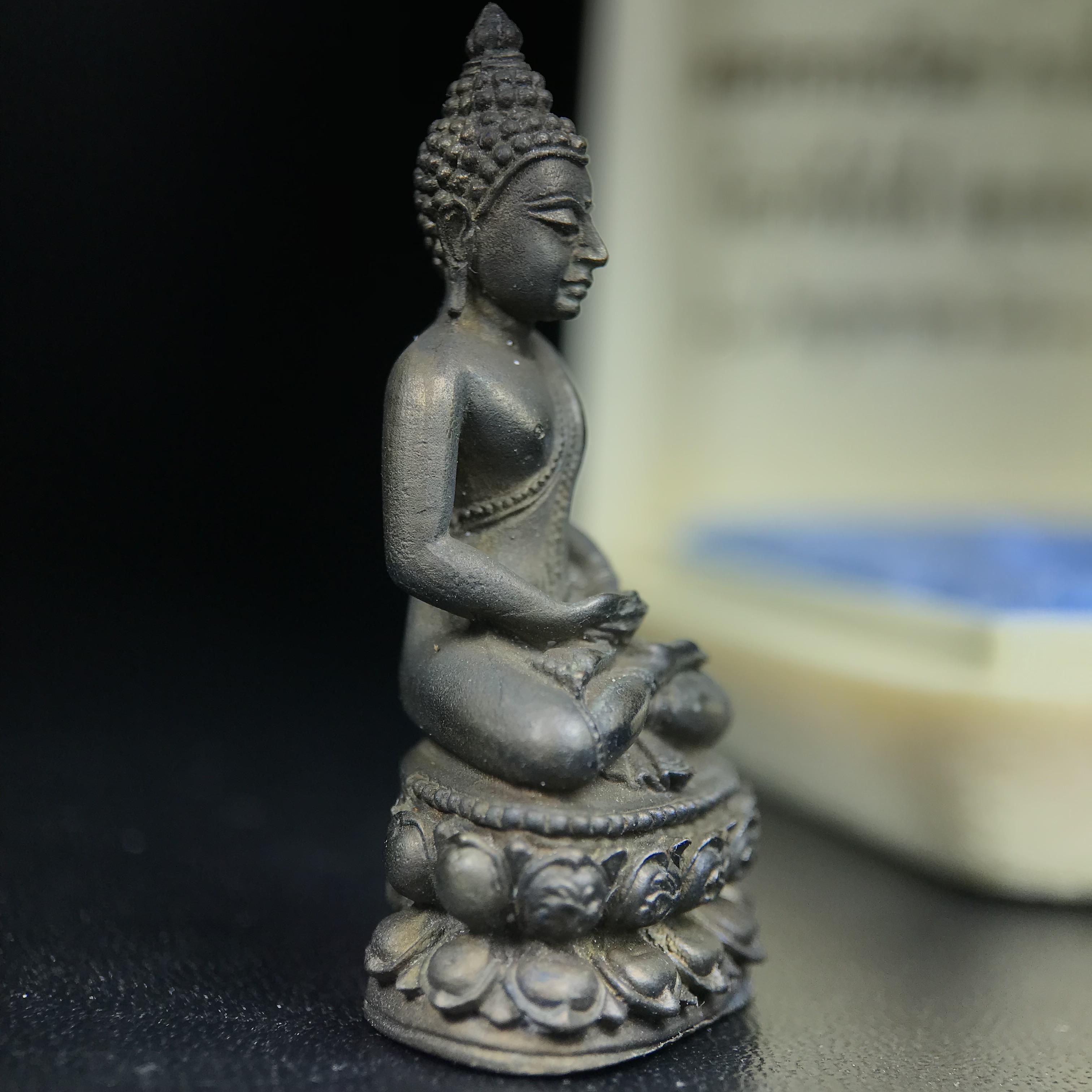 พระกริ่งพิชัยรังสี รุ่นแรก วัดป่าชัยรังสี จ.สมุทรสาคร ปี 2531 เนื้อนวโลหะ ออกแบบโดยนายช่างเกษม มงคลเจริญ ช่างมือหนึ่งแห่งยุค ปลุกเสกโดยพระเกจิอาจารย์ที่มีชื่อเสียงในยุคนั้นมาร่วมพิธีกันหลายรูป พุทธศิลป์ออกแบบได้สวยงดงาม พร้อมกล่องบรรจุเดิมครบ