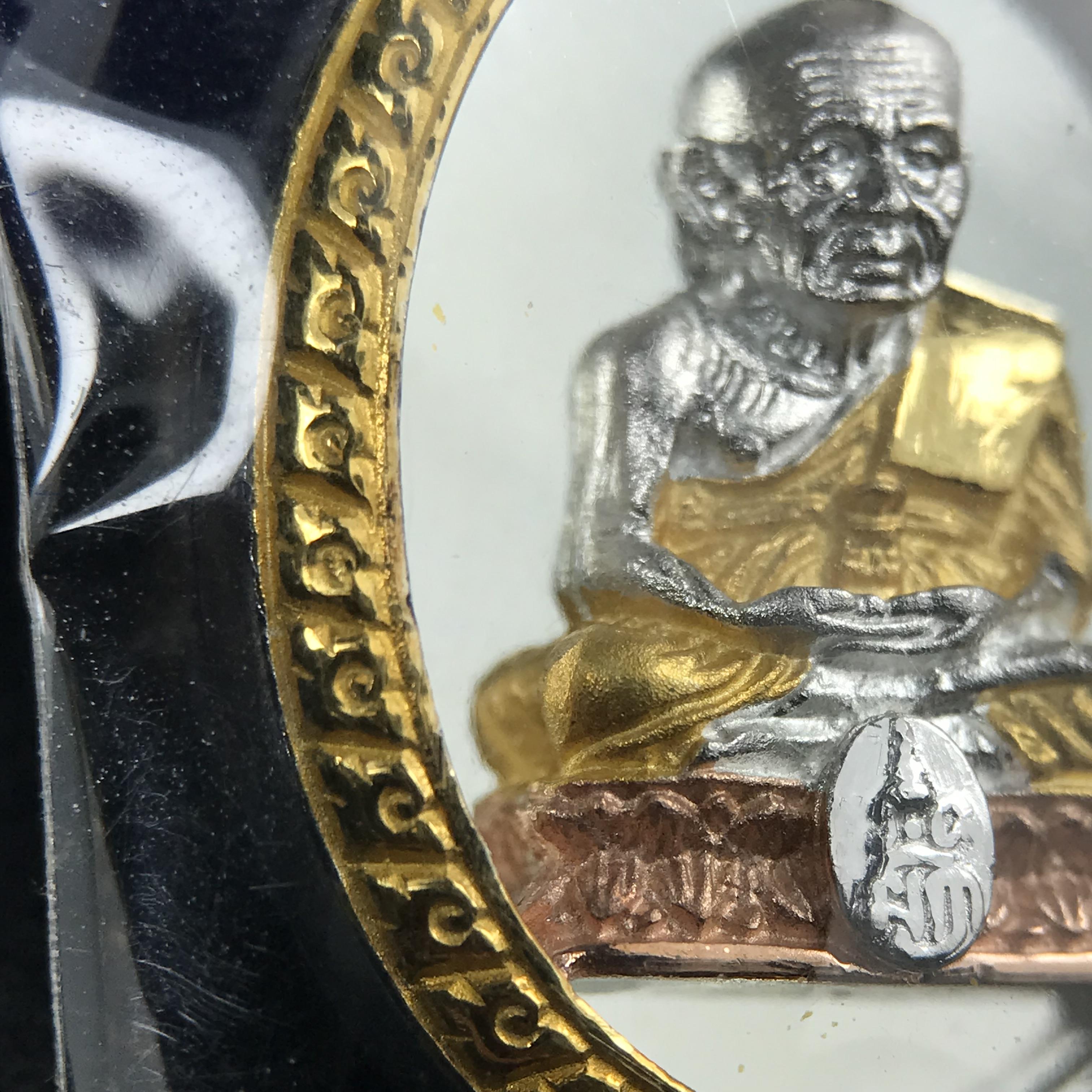 สมเด็จหลวงปู่ทวด วัดช้างให้ รุ่น เฉลิมพระเกียรติ ตราสัญลักษณ์ มวก. พิมพ์รูปไข่เนื้อเงิน-สามกษัตริย์ ปี 2544 พิธีพุทธาภิเษกใหญ่ ณ อุโบสถวัดช้างให้และอุโบสถวัดพระศรีรัตนศาสดาราม ( วัดพระแก้ว )โดยนิมนต์เกจิชื่อดังสายใต้ทั้งหมดจำนวน 108 รูป(องค์หมายเลข 2950)