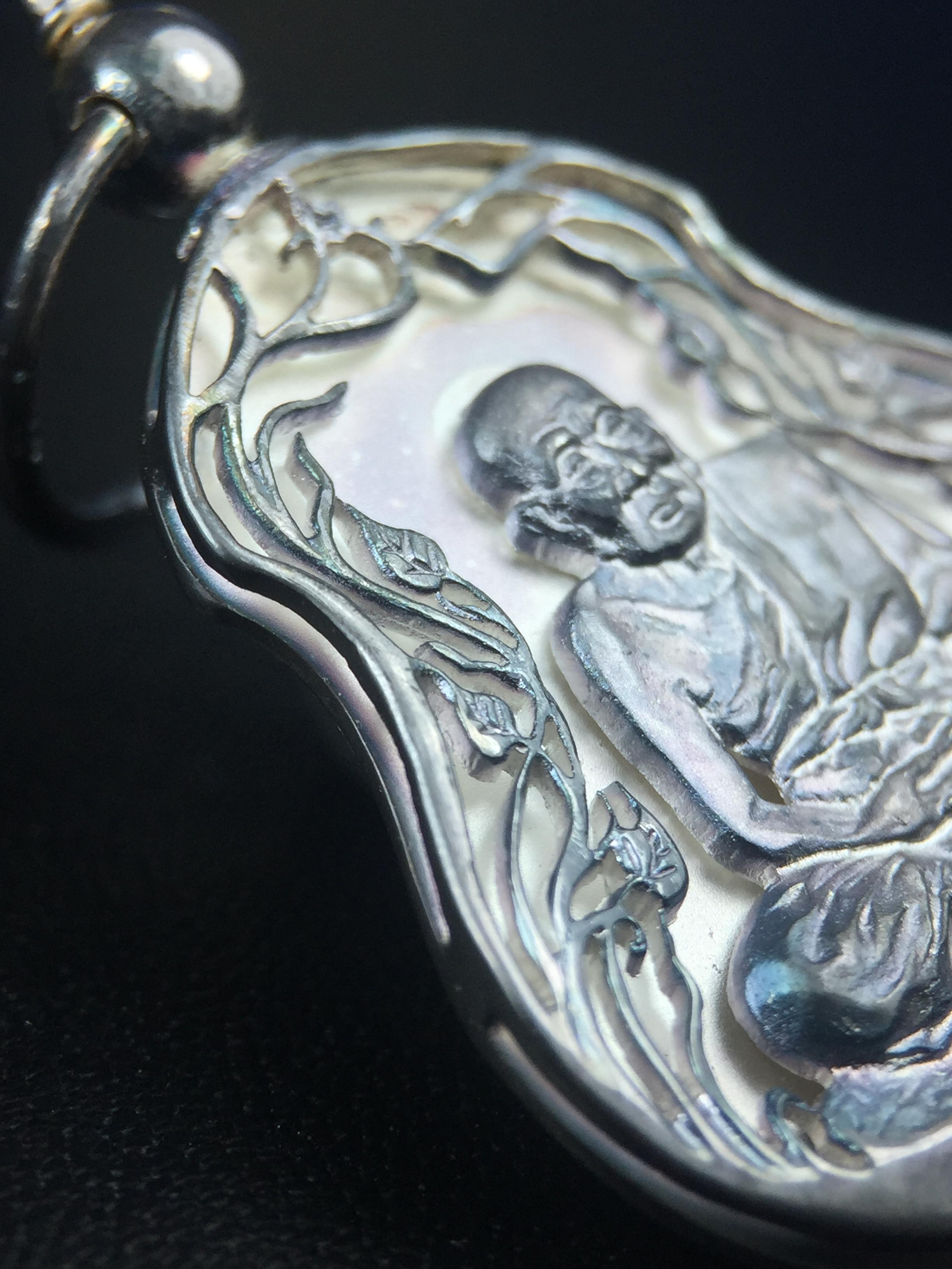 เหรียญหลวงปู่ทวด พระนามาภิไธย สก. แบบงานฉลุโบราณ(HAND MADE) ปี 2544 เนื้อเงิน(ผิวเดิมขึ้นสีรุ้งธรรมชาติสวยมาก) พิธีปลุกเสก ณ อุโบสถวัดช้างให้ และ พิธีมังคลาภิเษก ณ พระอุโบสถ วัดพระศรีรัตนศาสดาราม(วัดพระแก้ว) (1 ใน 2000 เหรียญ)พบเจอน้อยหายากมาก