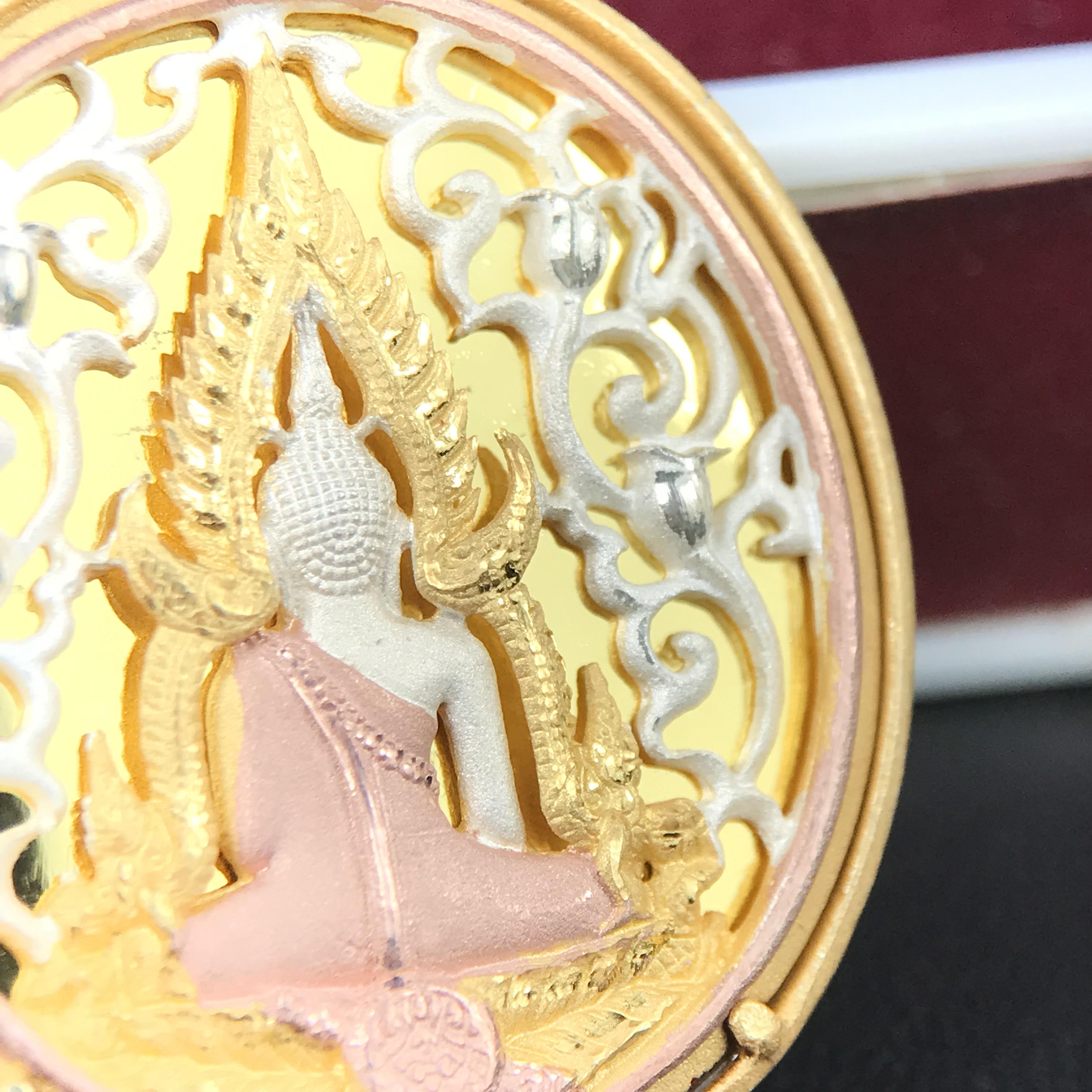 พระพุทธชินราช รุ่น ประวัติศาสตร์ มูลนิธิเพื่อตำรวจไทยจัดสร้าง ปี 2562 เนื้อเงินชุบสามกษัตริย์ขัดเงา พิมพ์เหรียญรูปไข่ฉลุลายไทย พิมพ์ใหญ่ พระพุทธชินราช แบบจิวเวอร์รี่(ขนาดสูง 2.9 ซม.)(สภาพสวยซีนซองเดิม กล่องบรรจุเดิมครบสมบูรณ์)(เลขเรียงสวย องค์หมายเลข 123)