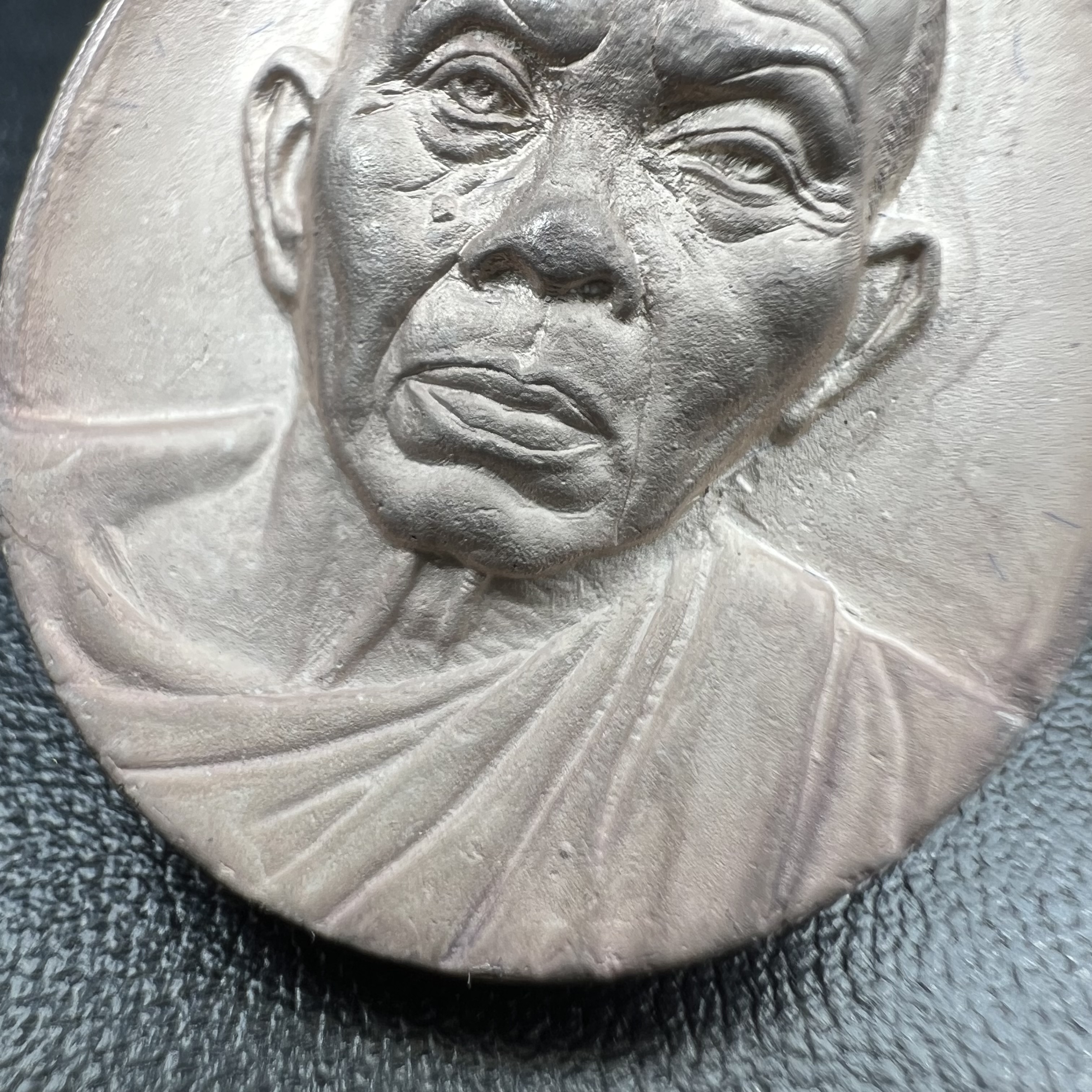 เหรียญรูปเหมือนพระญาณวิทยาคมเถร (หลวงพ่อคูณ ปริสุทโธ)ชุดกาญจนาภิเษกครองราชย์ครบ 50 ปี เนื้อเงิน วัดบวรนิเวศวิหาร ปี พ.ศ. 2538(จัดสร้างได้เหมือนหลวงพ่อคูณมาก มีรายละเอียดและความคมชัดสูง ลูกศิษย์ท่านไม่ควรพลาด วิจิตรศิลป์และพุทธศิลป์งดงาม)พิธีใหญ่