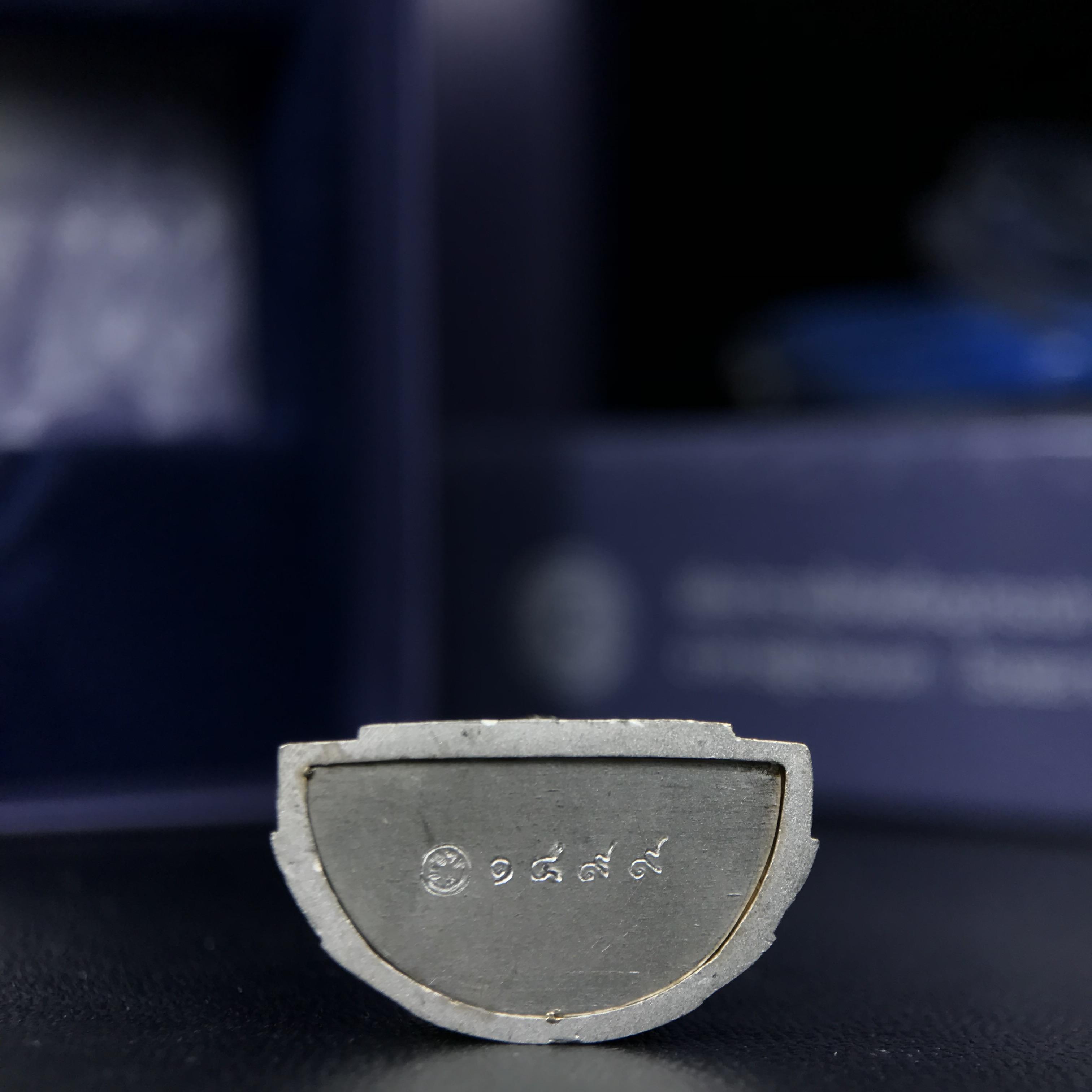 พระแก้วมรกต ภปร. ปี 2547 จัดสร้างโดยโรงพยาบาลภูมิพลอดุลยเดช เนื้อเงิน ลอยองค์ สูง 3.7 ซม. หน้าตัก 1/2 นิ้ว พิธีมหามังคาภิเษก ณ พระอุโบสถวัดพระศรีรัตนศาสดาราม(วัดพระแก้ว) งดงามทรงคุณค่าอีกหนึ่งรุ่นยอดนิยม หายาก(หมายเลขสวย ๑๔๙๙)(1ใน3000องค์)