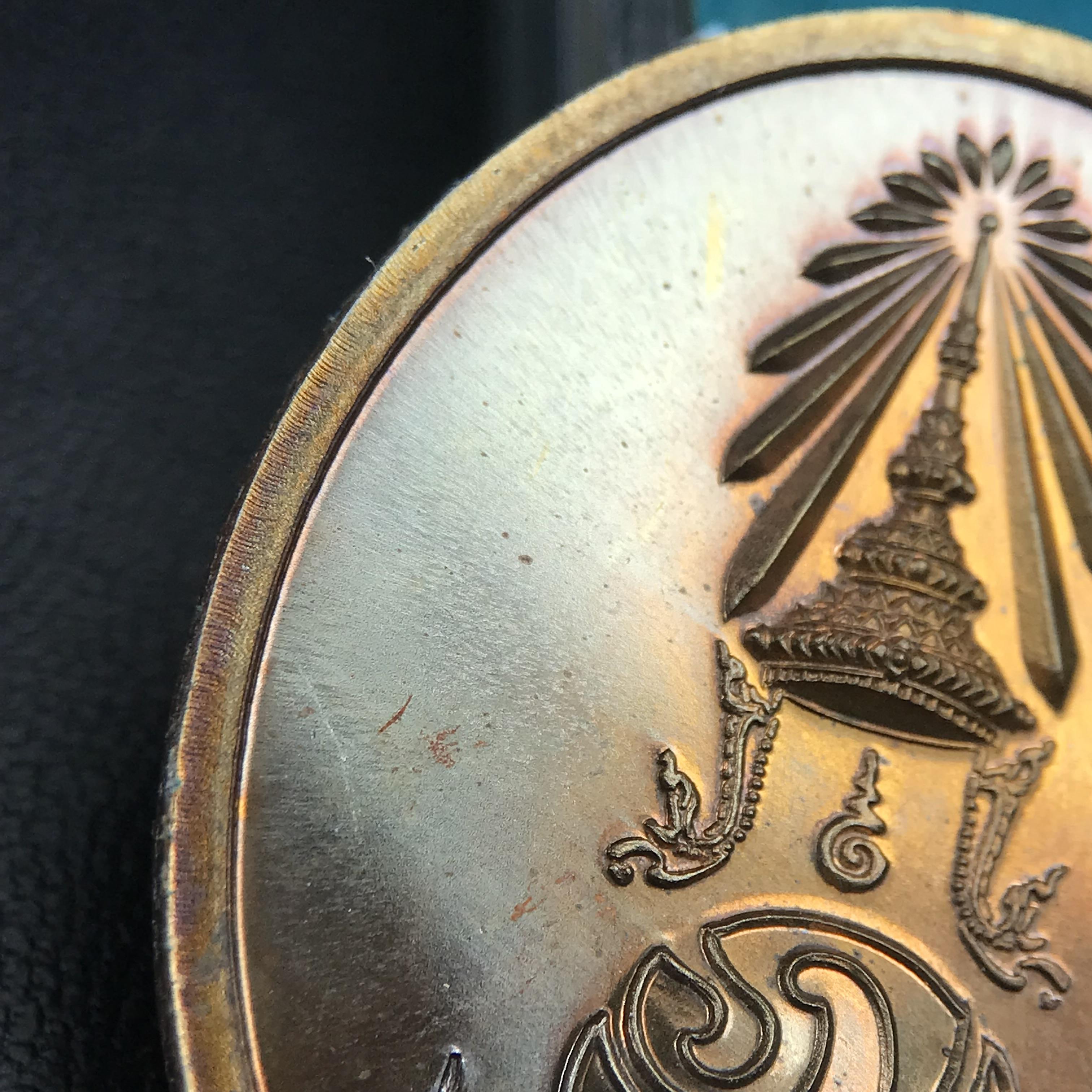 พระพุทธนวราชบพิตร ภปร. ที่ระลึก 7รอบ 84พรรษา ในหลวงรัชกาลที่ 9 วัดตรีทศเทพ จัดสร้าง พ.ศ. 2554 เหรียญเนื้อนวโลหะสภาพสวยกล่องเดิมครบ ตอกโค๊ตและหมายเลข ๓๑๑ (1 ใน 999 เหรียญ)หายากพบเจอน้อยมาก***นิมิตหมายแห่งคุณพระรัตนตรัย และความผูกพันระหว่างพระมหากษัตริย์กับ