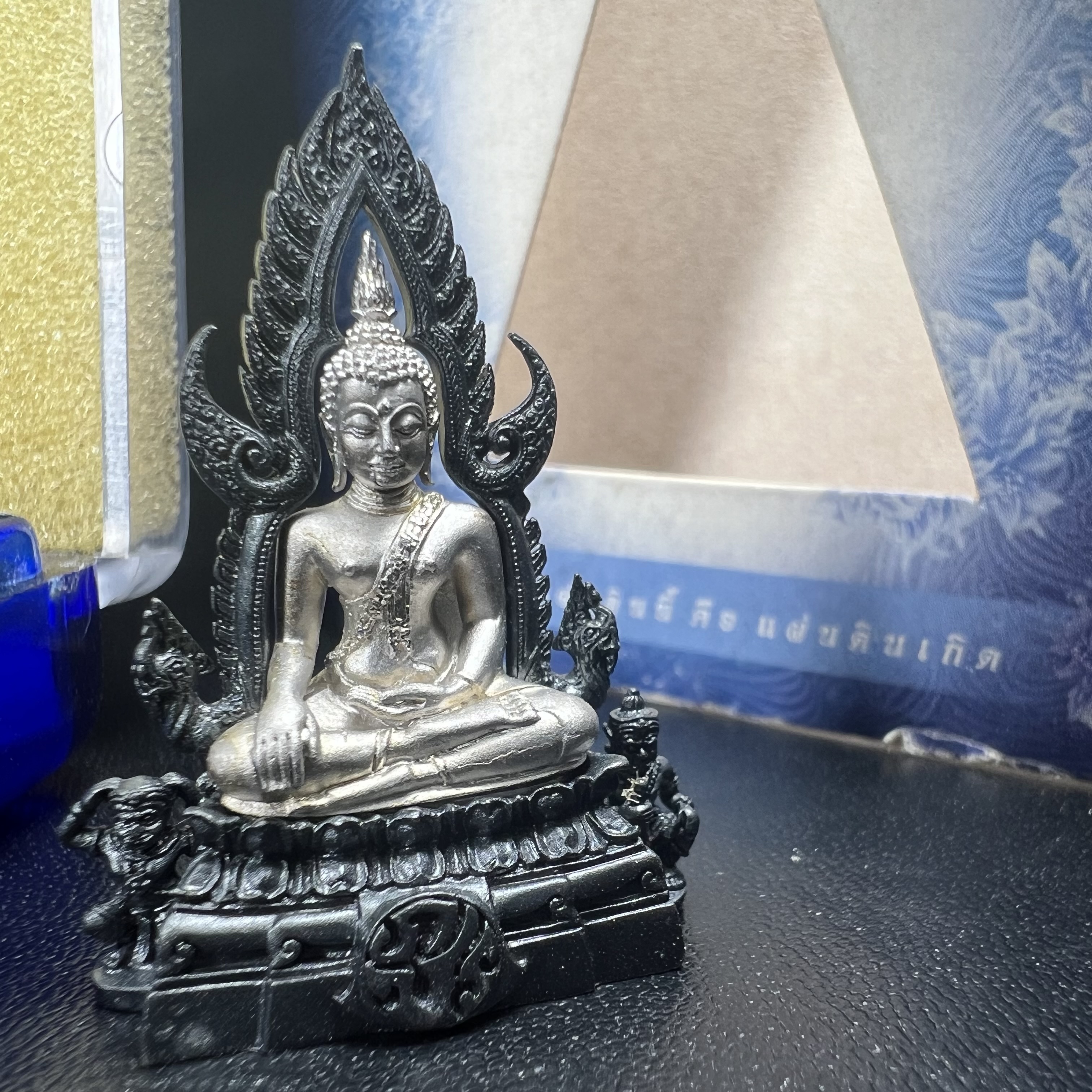 พระพุทธชินราช ภปร. โครงการเพราะแผ่นดินนี้คือแผ่นดินเกิด เนื้อเงินชุบทองคำขาวซุ้มรมดำ ปี2551 ขนาดหน้าตัก1/2นิ้ว(3.5*2.5ซม.)ประกอบพิธี ณ พระอุโบสถ วัดพระศรีรัตนศาสดาราม(วัดพระแก้ว)และพระวิหารวัดพระศรีรัตนมหาธาตุวรมหาวิหาร(จ.พิษณุโลก)(สวยงามหายาก)1ใน5000องค์