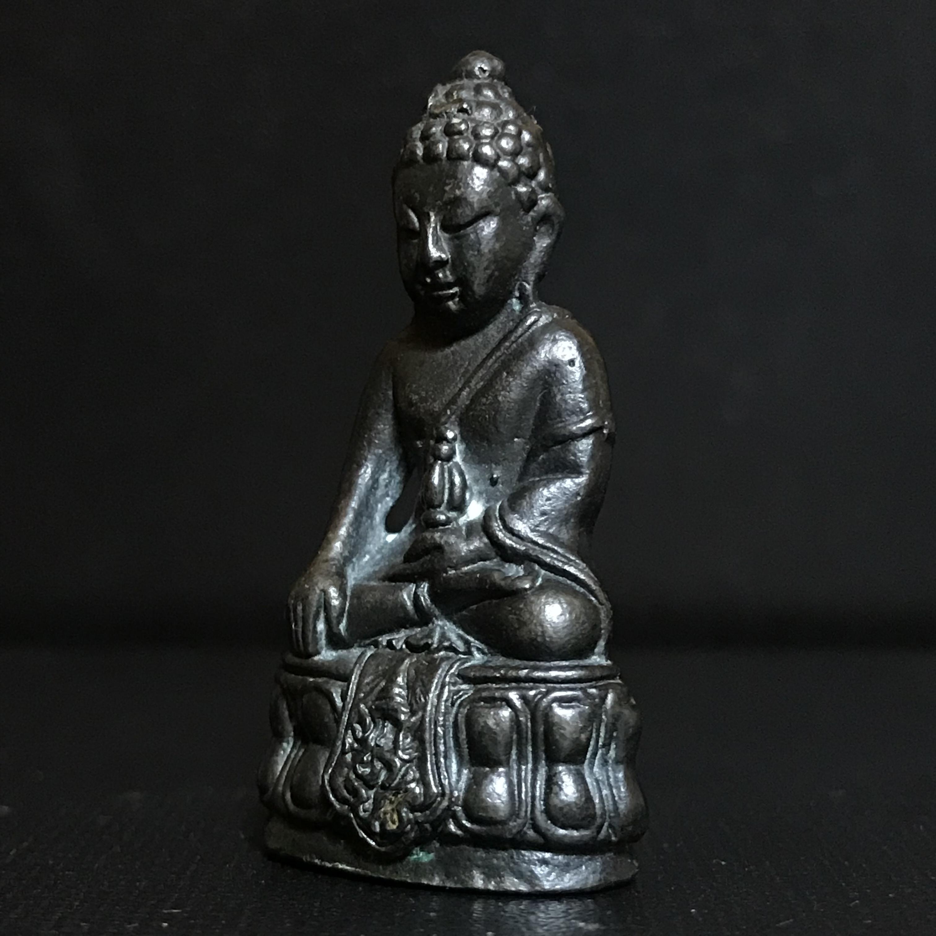 พระกริ่ง ภปร รุ่นสร้างหอพระมหาวิทยาลัยธรรมศาสตร์ ปี2542 เนื้อนวโลหะ มหาพิธี 3วาระอันยิ่งใหญ่(1ใน5000องค์)