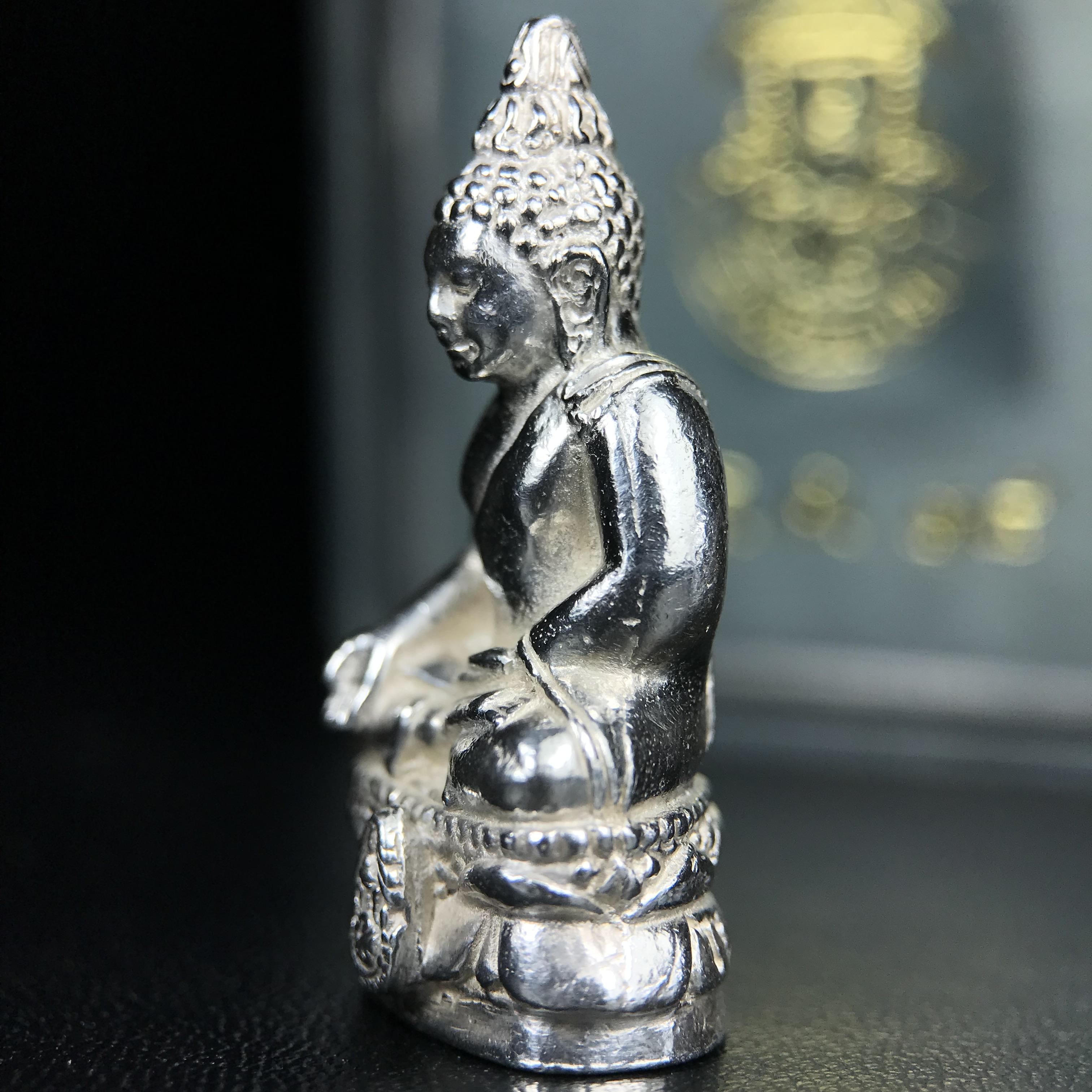 พระกริ่งไพรีพินาศ รุ่น ภปร. ราชวิทยาลัย ปี 2535 เนื้อเงิน(สภาพผิวขาวสวยใส)(ตอกโค้ดพระนามย่อ ญสส ใต้เศวตรฉัตร และ พระปรมาภิไธยย่อ ภปร.) ปลุกเสกโดยหลวงพ่อเปิ่น วัดบางพระและสมเด็จพระญาณสังวร สมเด็จพระสังฆราช วัดบวรนิเวศวิหาร(1 ใน 2535 องค์)