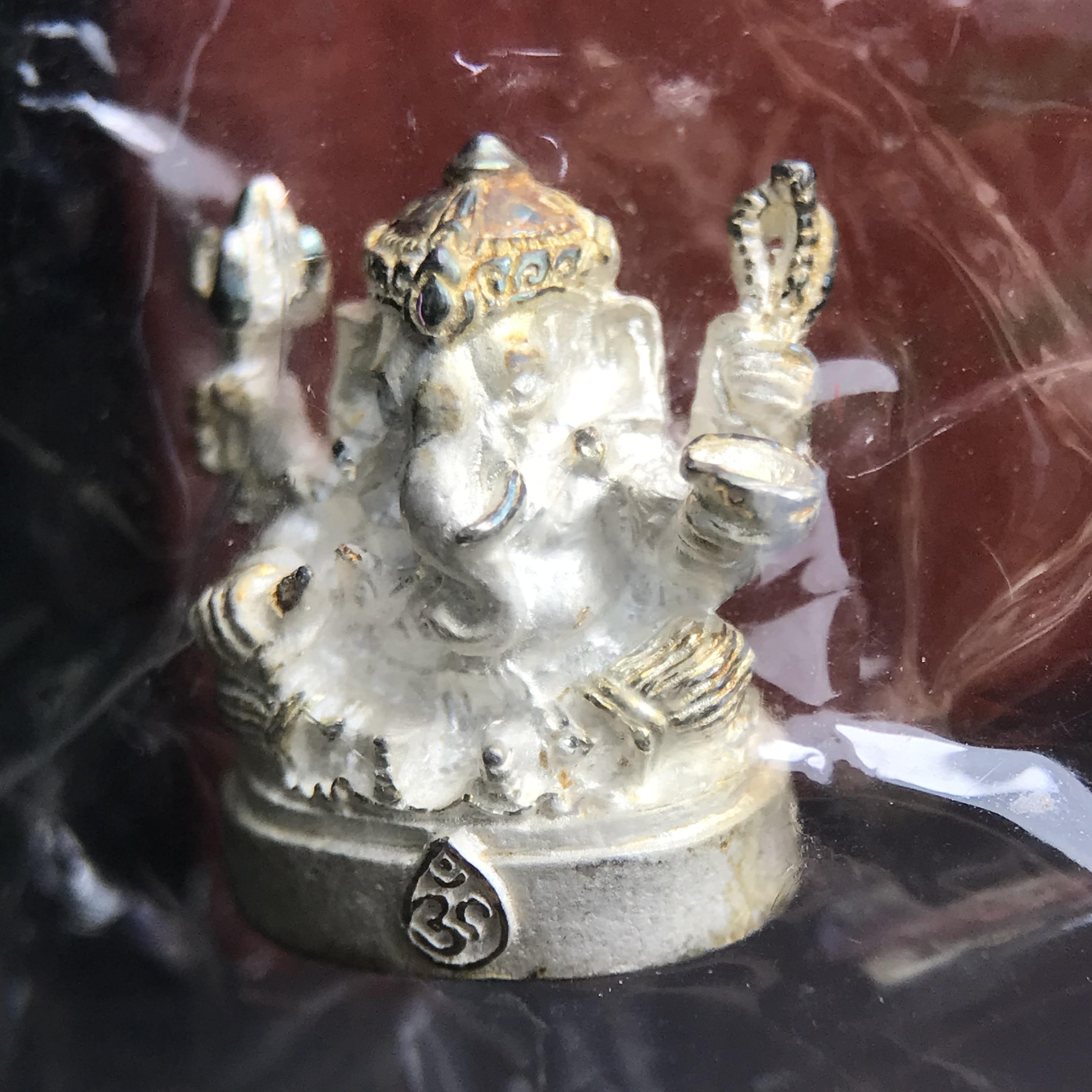 พระพิฆเนศ พิมพ์ลอยองค์ รุ่นแรก กรมศิลปากร ปี 2540 เนื้อเงิน ผิวเดิมติดรุ้งๆ(ซีนซองเดิมพร้อมกล่องไม้และกล่องกระดาษครบชุด)พิธีใหญ่ เข้มขลัง มวลสารศักดิ์สิทธิ์ (เทพเจ้าแห่งความสำเร็จและศิลปวิทยาการ)ยอดนิยมหายาก