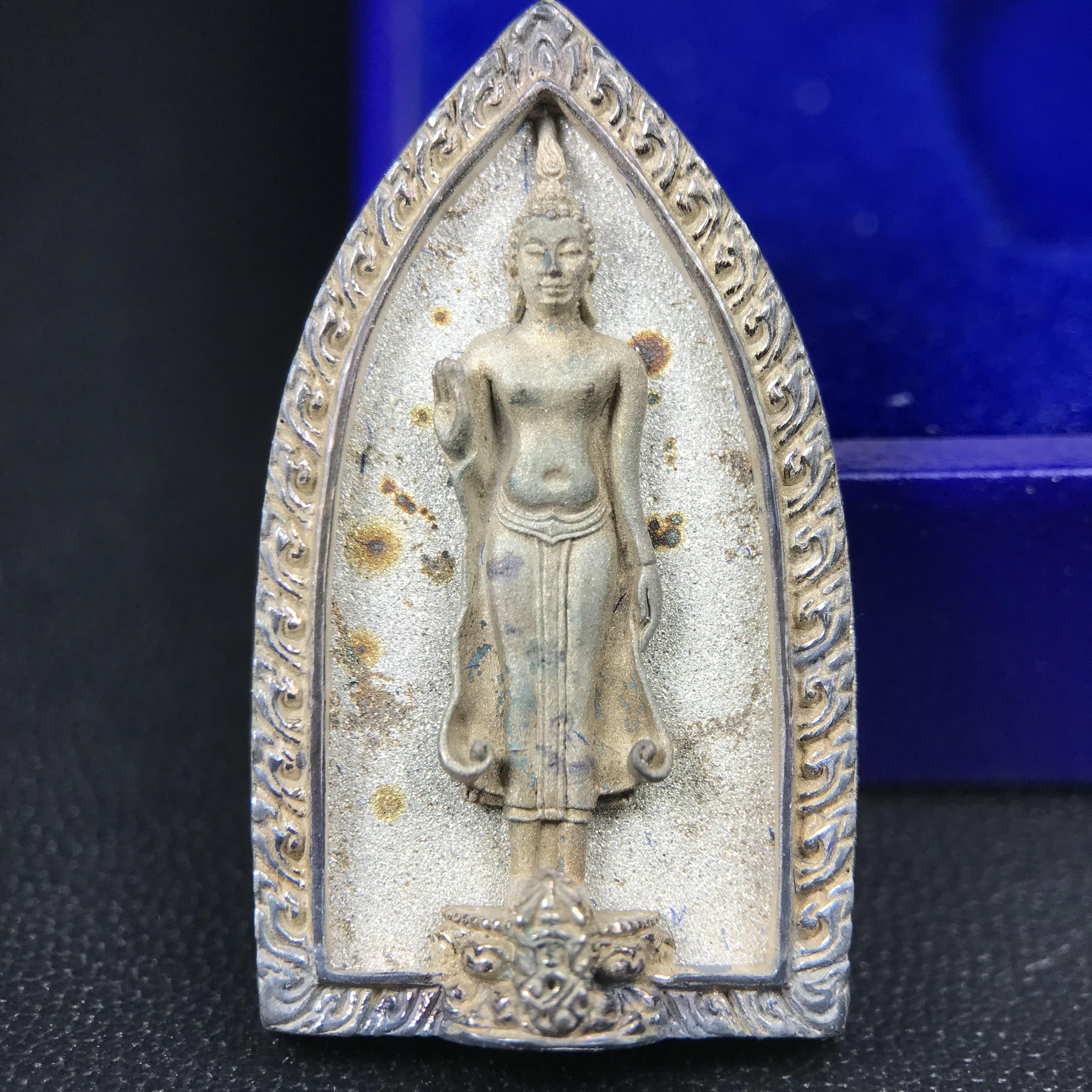พระพุทธกาญจนพรสยามภูมิ ภปร. ปี 2539 เนื้อเงินพื้นทรายประกาย(ผิวเดิมสวย) พิมพ์ทรงใบขนุน ขนาด3.2ซม. พระพุทธรูปประจำพระชนมวาร รัชกาลที่9 ทรงโปรดเกล้าให้วิทยาลัยป้องกันราชอาณาจักร(วปอ.)สร้างในวโรกาสทรงครองสิริราชสมบัติครบ50ปี พ.ศ.2539(1ใน5000องค์)