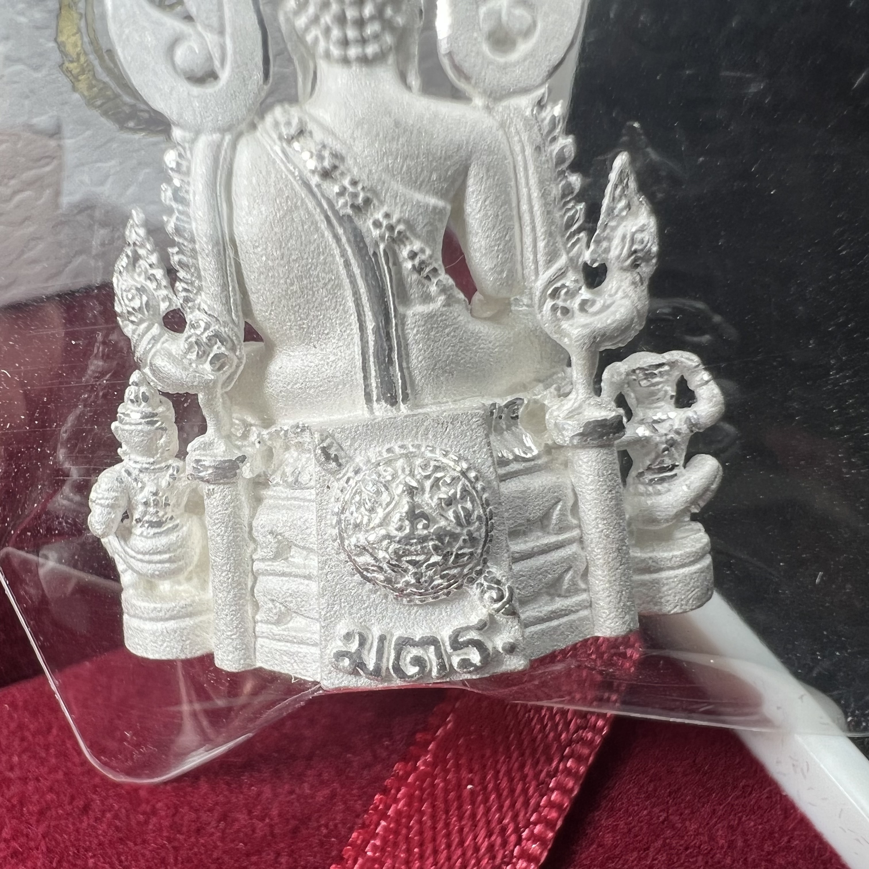 พระพุทธชินราช รุ่น ประวัติศาสตร์ มูลนิธิเพื่อตำรวจไทยจัดสร้าง ปี 2562 เนื้อเงินขัดเงา พิมพ์พระพุทธชินราช ลอยองค์ แบบจิวเวอร์รี่(ขนาดสูง 3.5 ซม.) (สภาพ สวย ซีนซองเดิม กล่องบบรรจุเดิมครบสมบูรณ์)