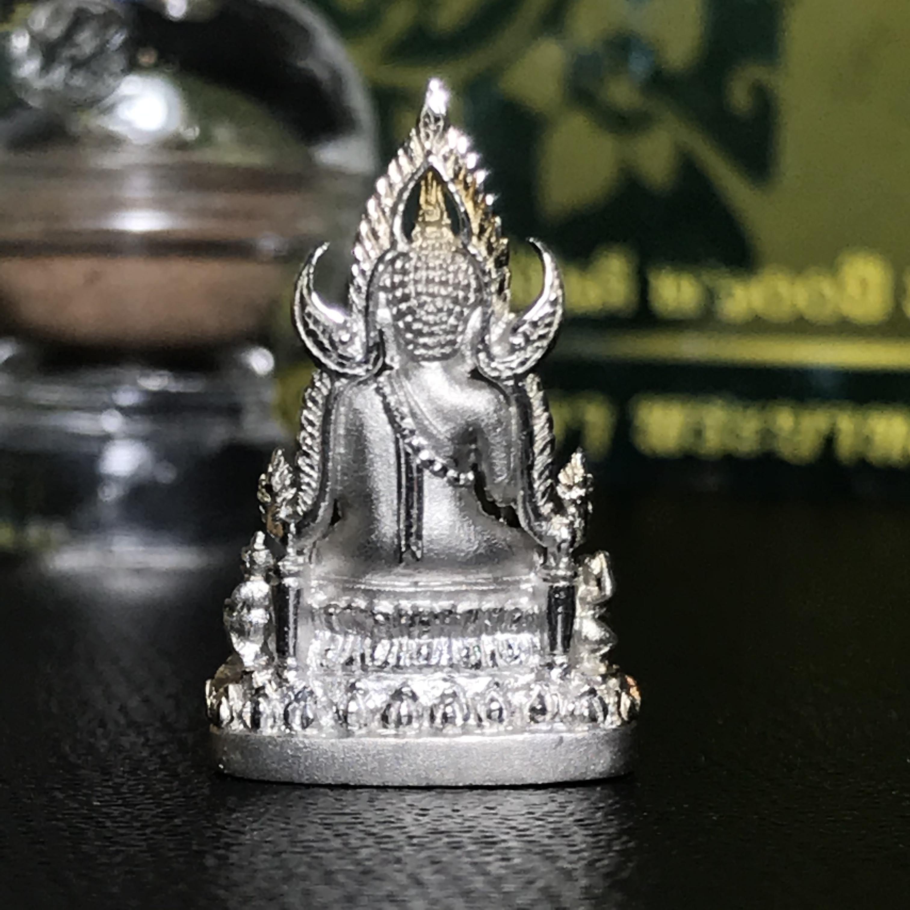 พระพุทธชินราช(จำลอง) ภปร. 84 พรรษา เนื้อเงินชุบทองคำขาว พิมพ์เล็กขนาดหน้าตัก 1/4 นิ้ว (สภาพผิวเดิมสวยงาม)