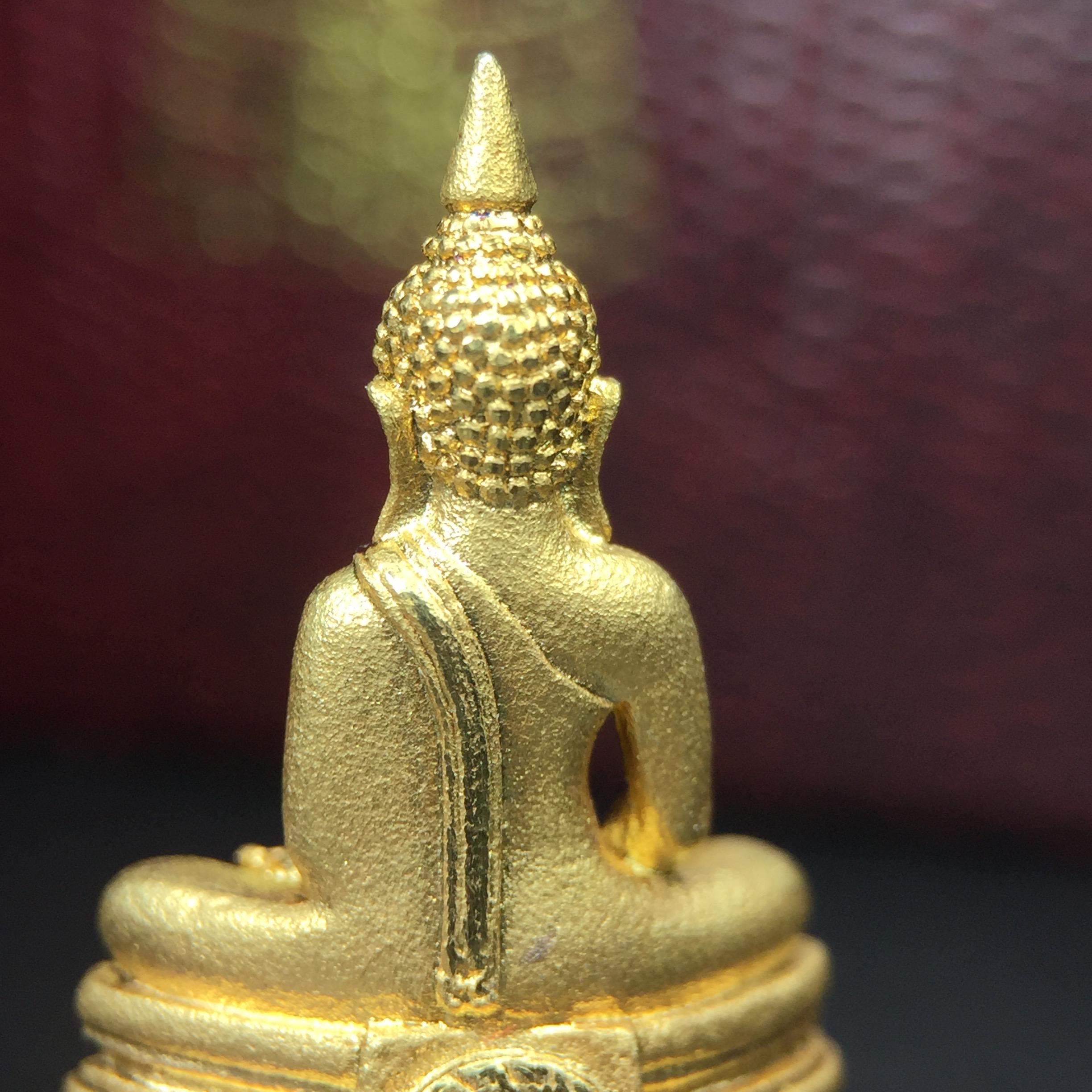 พระพุทธโสธร(หลวงพ่อโสธร) รุ่นสร้างอุโบสถ ปี2539 เนื้อเงิน(ชุบทองพ่นทรายขัดเงาบางส่วน สวยดุจทองคำ) ลอยองค์พิมพ์ใหญ่ สภาพสวยกล่องบรรจุเดิมครบสมบูรณ์(แบบนี้หายาก)(งานแพรนด้า จิวเวลรี่)สวยงดงาม