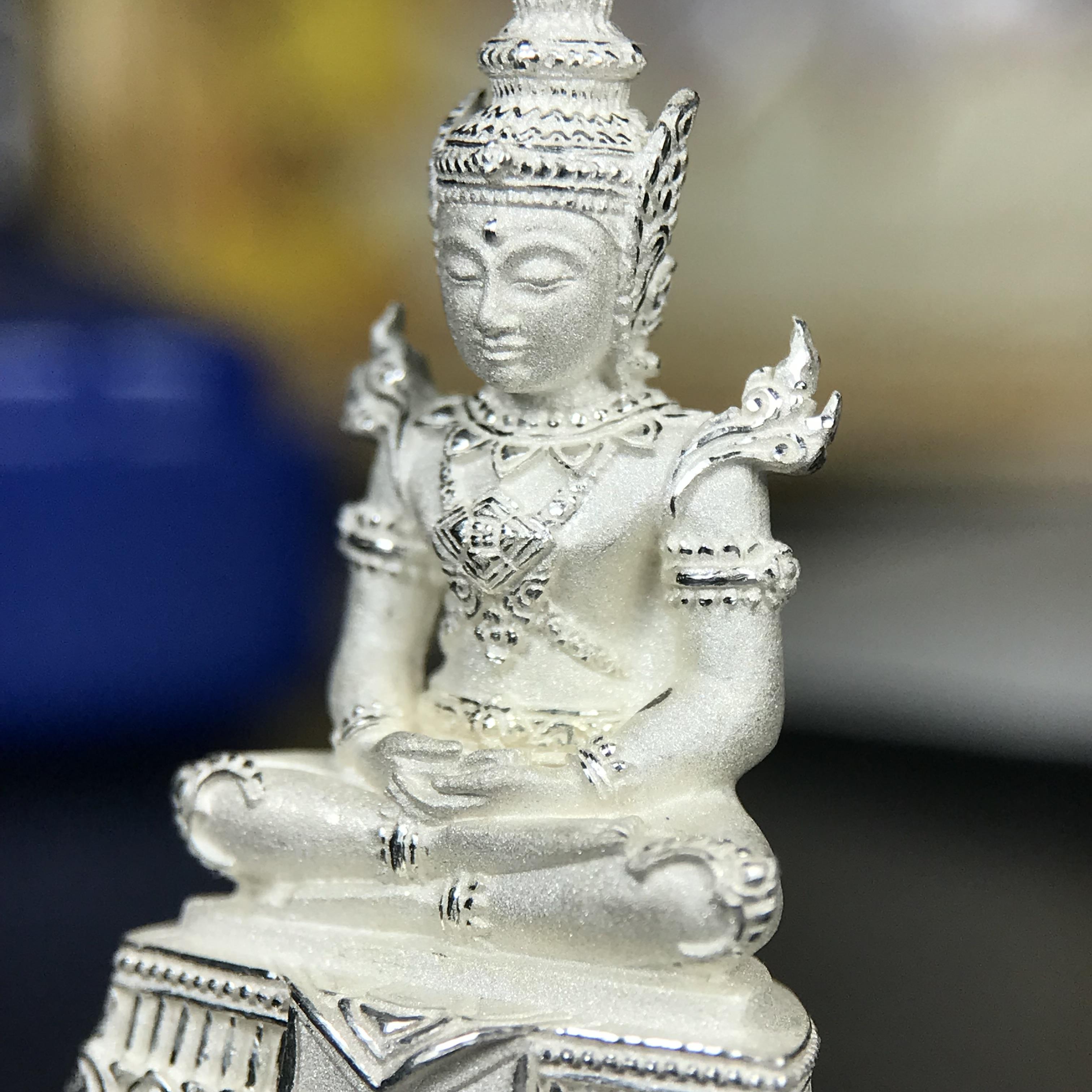 พระแก้วมรกต ทรงเครื่องฤดูร้อน พระราชทานประดิษฐานตราสัญลักษณ์ฉลองสิริราชสมบัติ ครบ 60 ปี ในหลวงรัชกาลที่ 9 พ.ศ.2549 เนื้อเงินลอยองค์พิมพ์ใหญ่ สูง 3.6 ซม. ขนาดหน้าตัก 1/2 นิ้ว (พิธีใหญ่มหาพุทธาภิเษก ณ พระอุโบสถวัดพระแก้ว เกจิอาจารย์ ทั่วประเทศ 108 รูป )