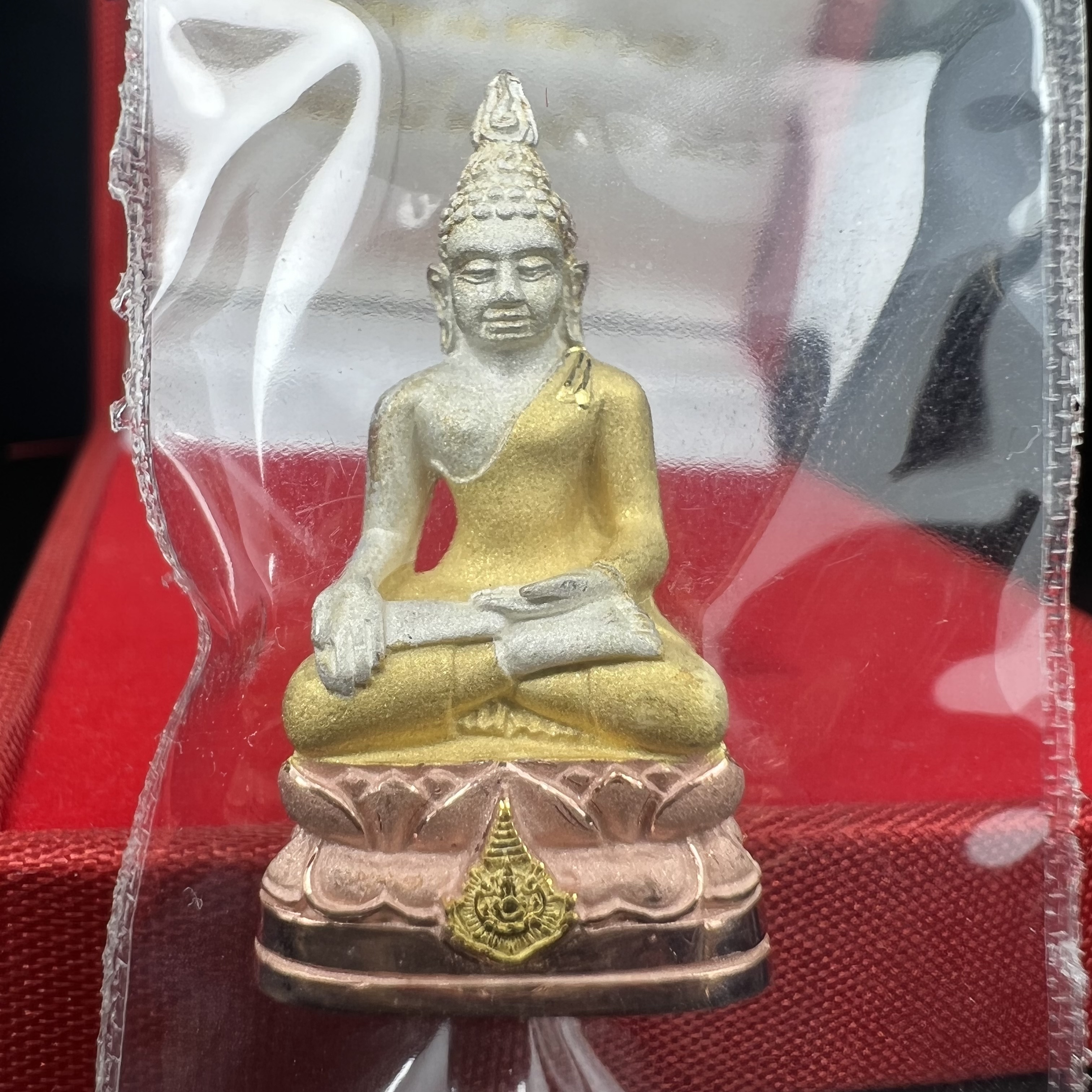 พระไพรีพินาศ รุ่นมหามงคล 72 พรรษา (6 รอบ) ในหลวงรัชกาลที่9 ปี2542 พิมพ์ใหญ่ เนื้อเงินบริสุทธิ์ 99.9% ชุบสามกษัตริย์แบบพ่นทรายขัดเงาบางส่วน(สภาพสวยซีนซองเดิมกล่องบรรจุเดิมครบสมบูรณ์)1 ใน 1500 องค์