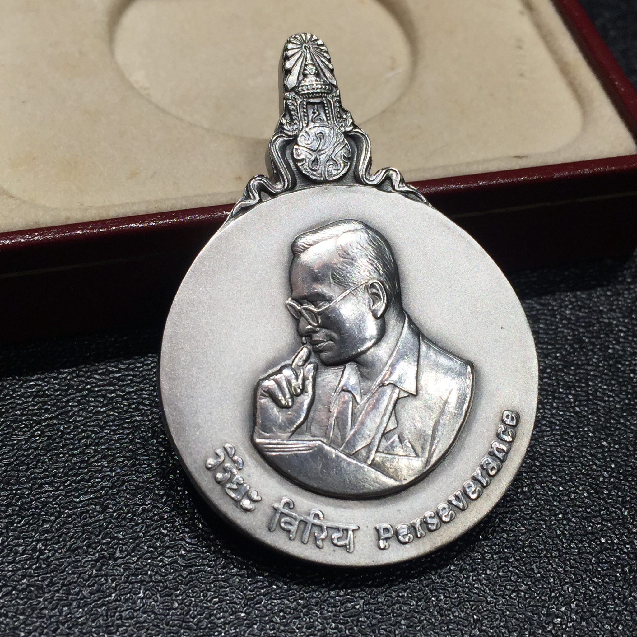 เหรียญพระมหาชนก พิมพ์ใหญ่ เนื้อเงิน ปี2539(รุ่นแรกในหลวงเสด็จเป็นประธานในพิธี) พร้อมหนังสือสภาพสวยครบชุด