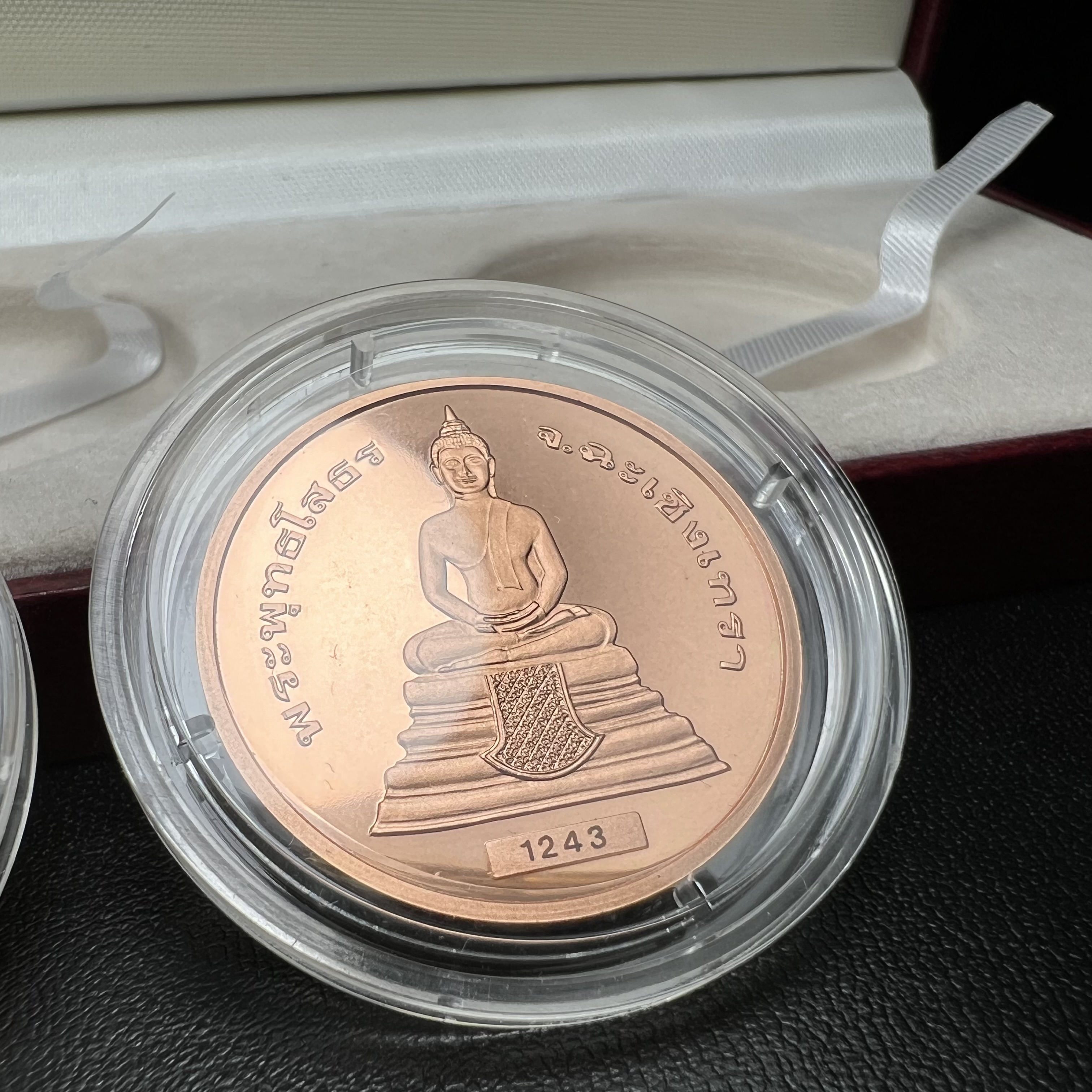 เหรียญพระพุทธโสธร-สมเด็จพระปิยมหาราช รุ่นกาญจนาภิเษก วัดสุทัศน์เทพวราราม ปี2538 ครบชุดสามกษัตริย์ 1 ชุดมี 3 เนื้อ (เงินขัดเงา+กะไหล่ทองขัดเงา+ทองแดงบริสุทธิ์ขัดเงา) ขนาด 27 มม. ครบชุดพิมพ์ใหญ่หมายเลขเดียวกันพร้อมกล่องและใบรับรองเดิม(1ใน 2000 ชุดหายาก)