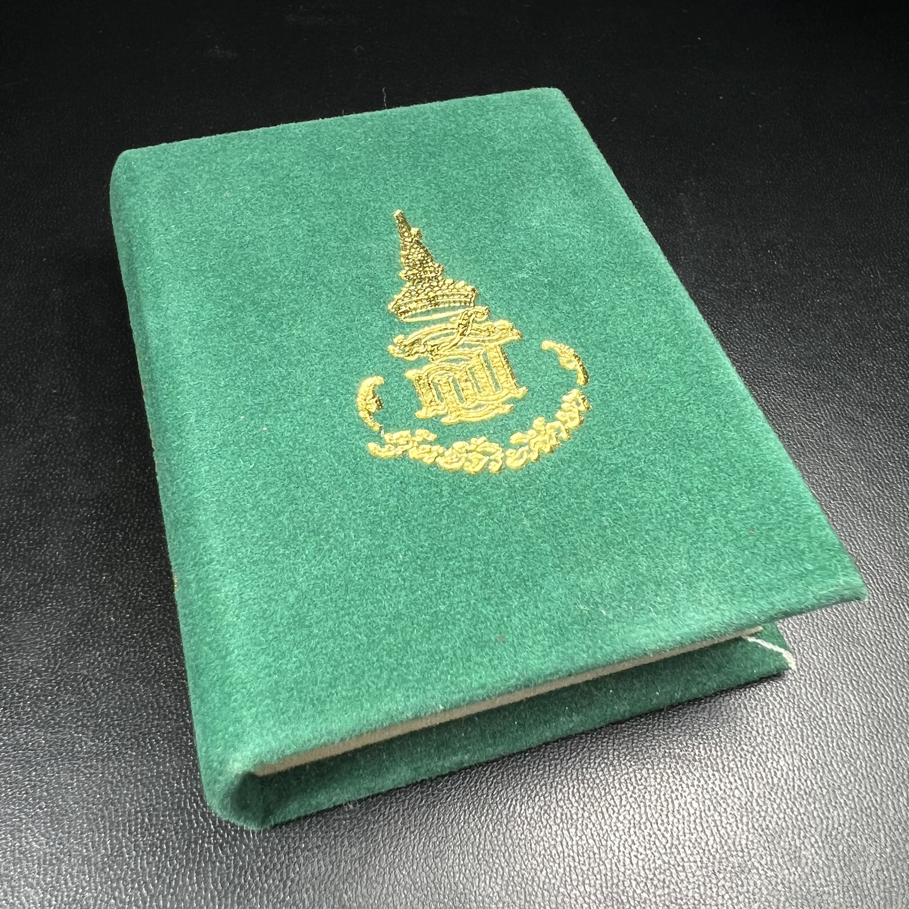 เหรียญพระไพรีพินาศ ศูนย์จริยศึกษา สธ. สมเด็จพระเทพรัตนราชสุดาฯ สยามบรมราชกุมารี เสด็จพระราชดำเนินทรงประกอบพิธีพุทธาภิเษก ณ พระอุโบสถวัดพระศรีรัตนศาสดาราม วันที่ 27 มีนาคม 2540 เนื้อฝาบาตรกะไหล่ทอง พร้อมกล่องบรรจุเดิม